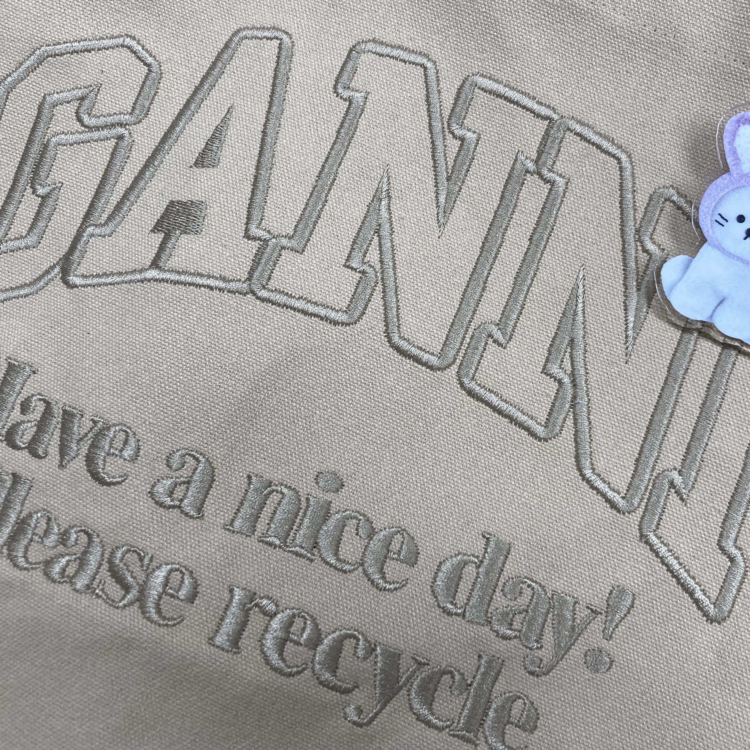 Ganni Cream LargeCanvas Tote Bag Butter Cream 착용 스타일 - 1