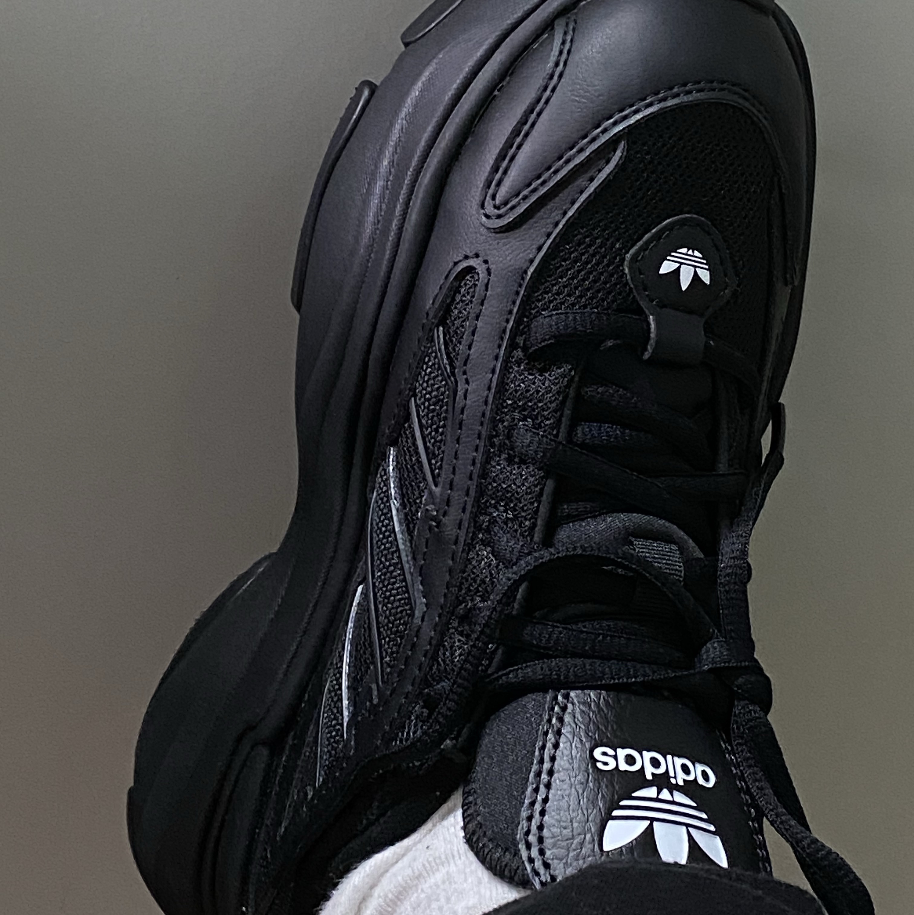 (W) Adidas Ozgaia Core Black 착용 스타일 - 2