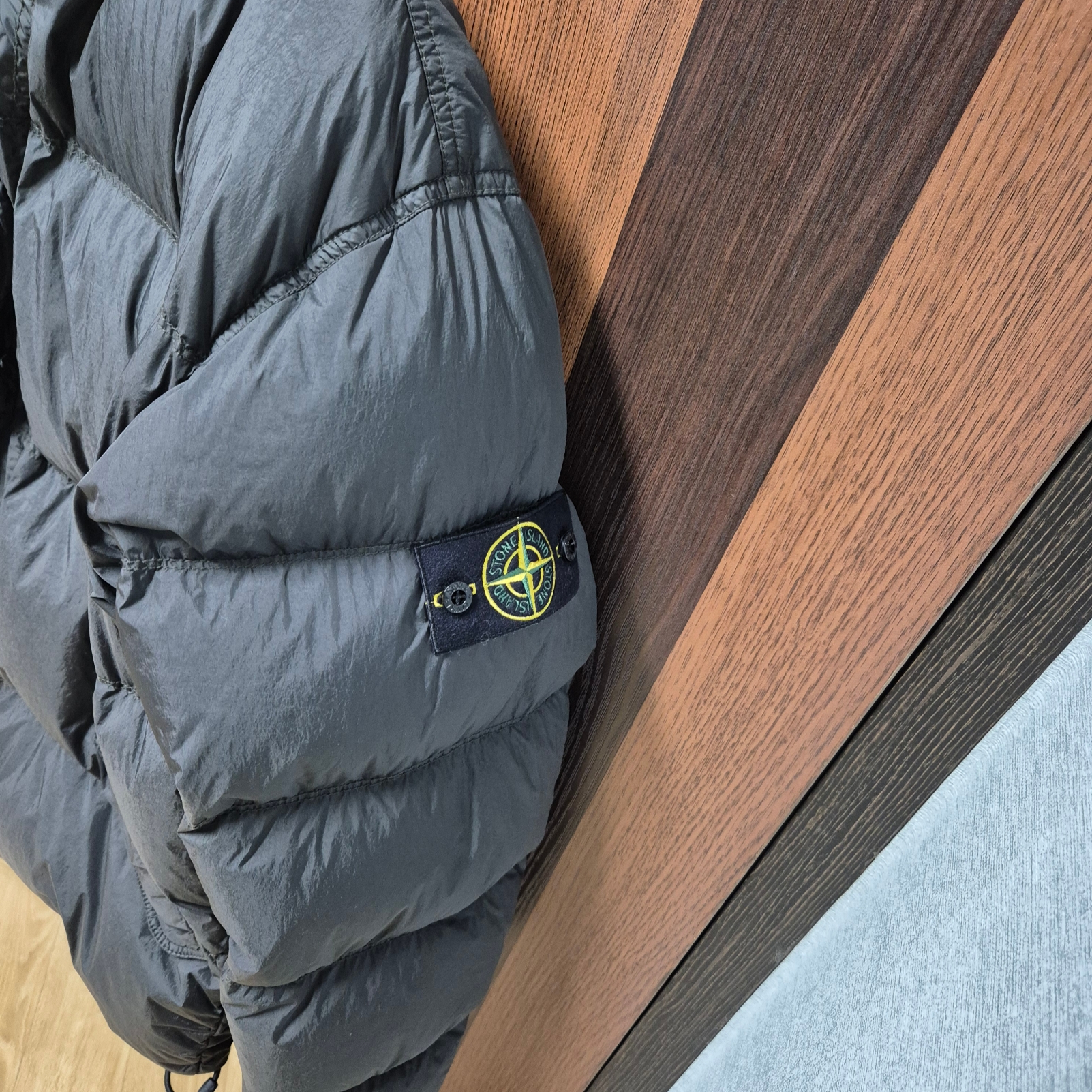 Stone Island 40123 Garment Dyed Crinkle Reps R-NY Down Jacket Lead - 24FW 착용 스타일 - 1