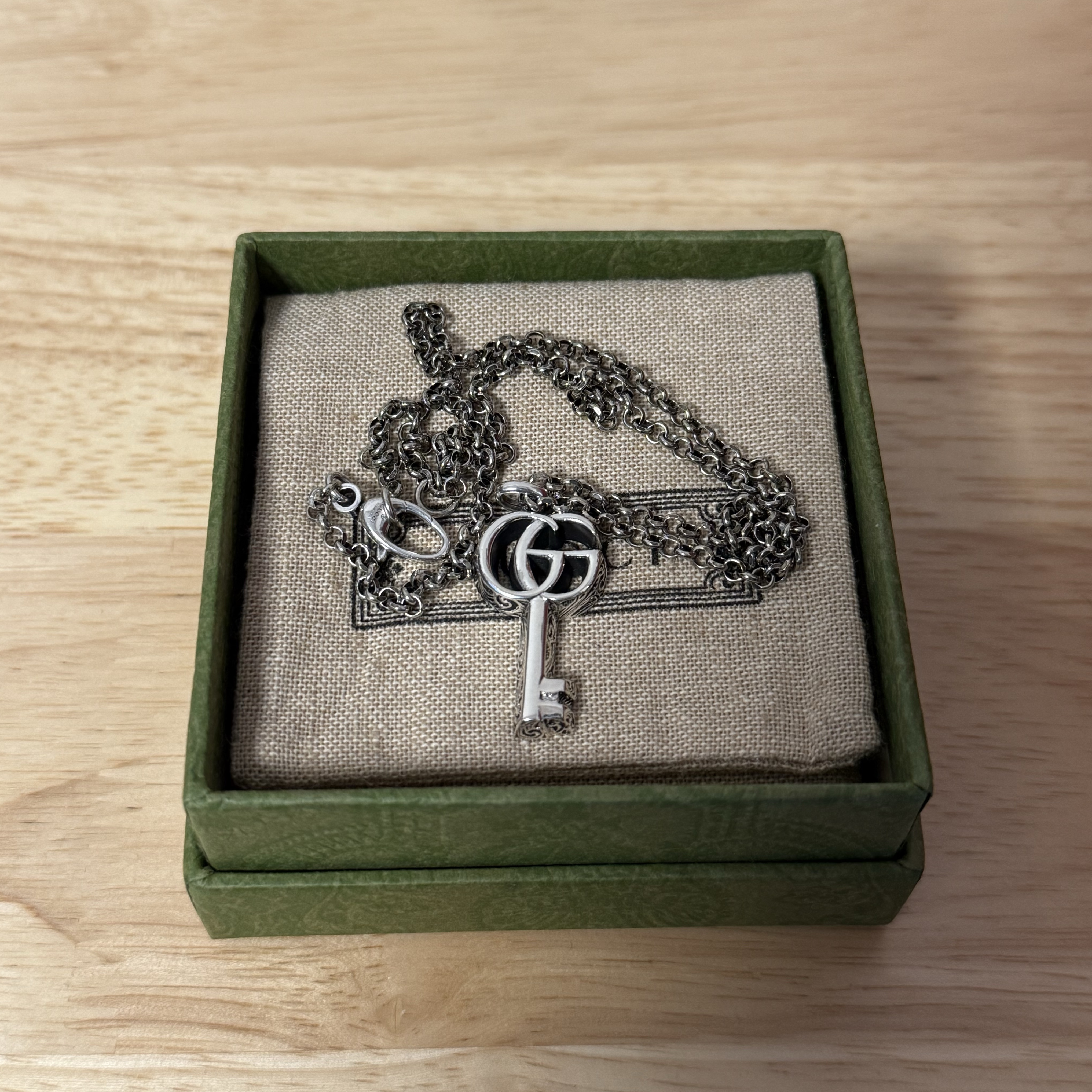 Gucci Double G Key Necklace Silver 착용 스타일
