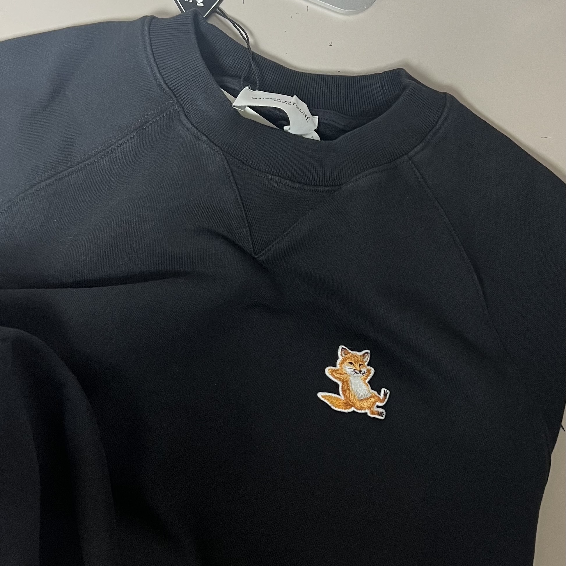 Maison Kitsune Chillax Fox Patch Classic Sweatshirt Black 착용 스타일