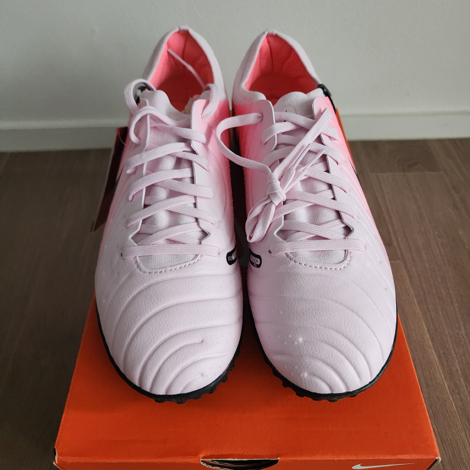 Nike Tiempo Legend 10 Pro TF Pink Foam Black 착용 스타일 - 1