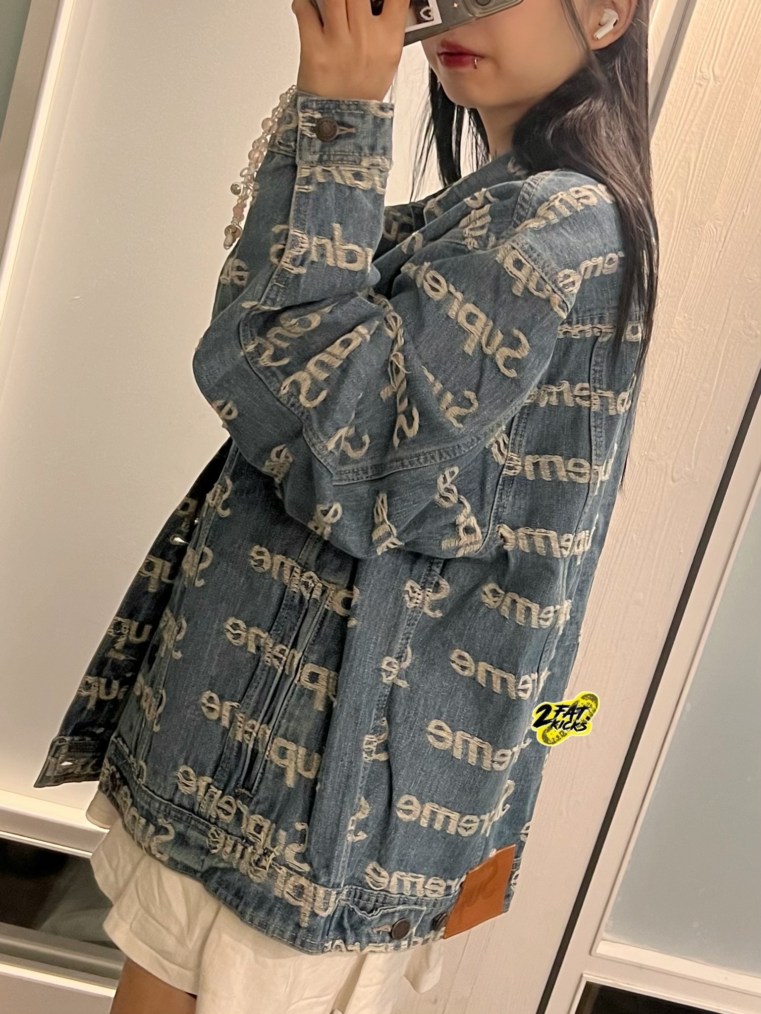Supreme Frayed Logos Denim Trucker Jacket Blue - 21SS 착용 스타일 - 2