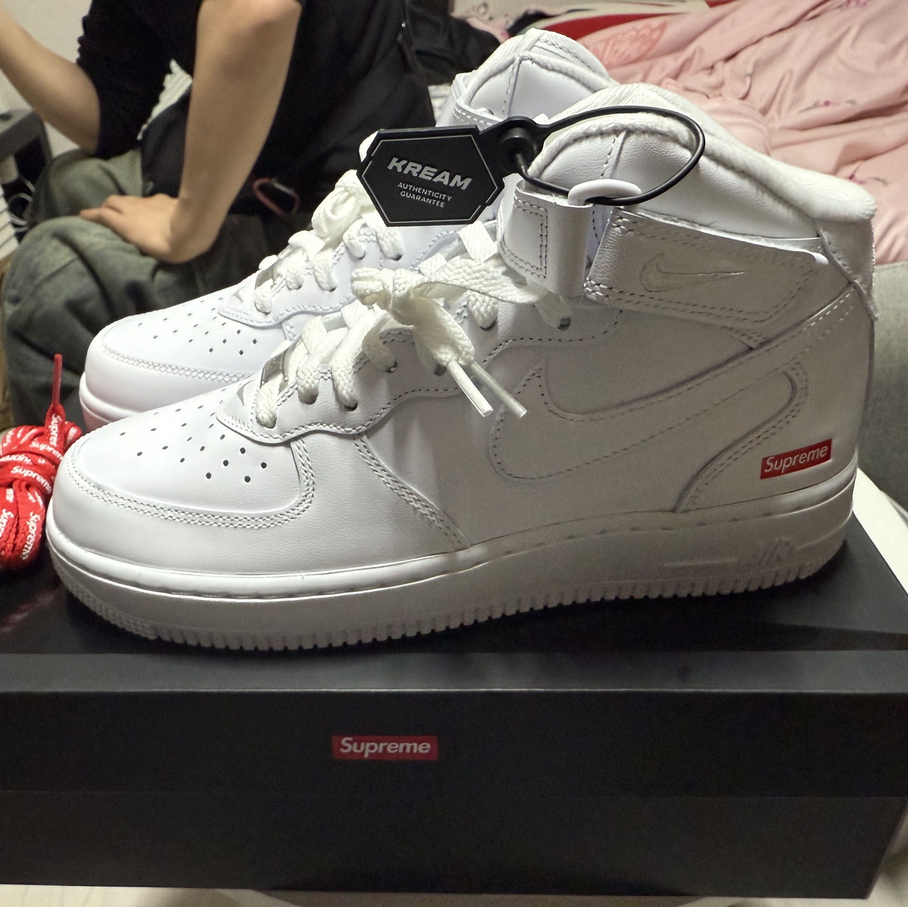 Nike x Supreme Air Force 1 Mid White 착용 스타일 - 1