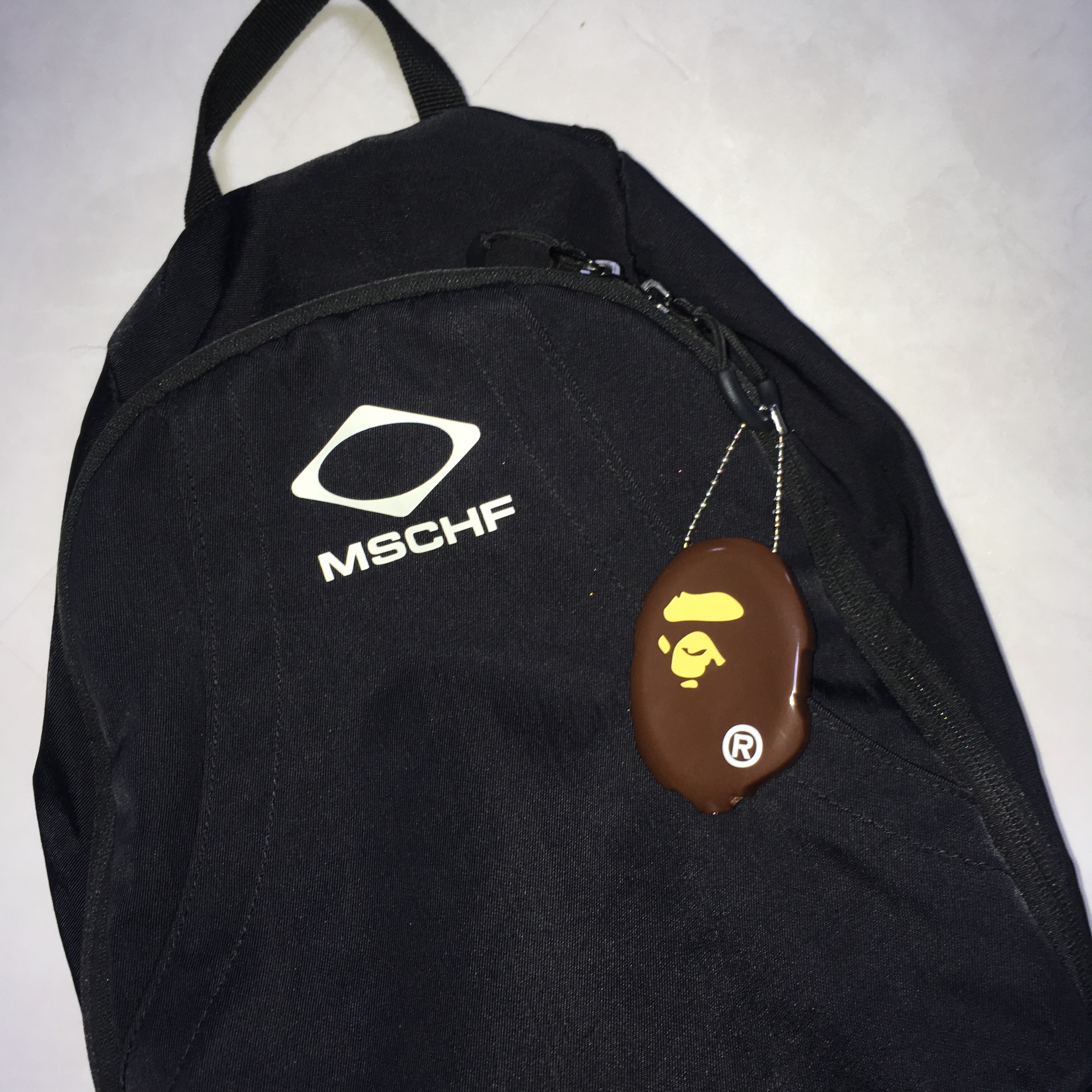 BAPE Ape Head Coin Case M Brown 착용 스타일