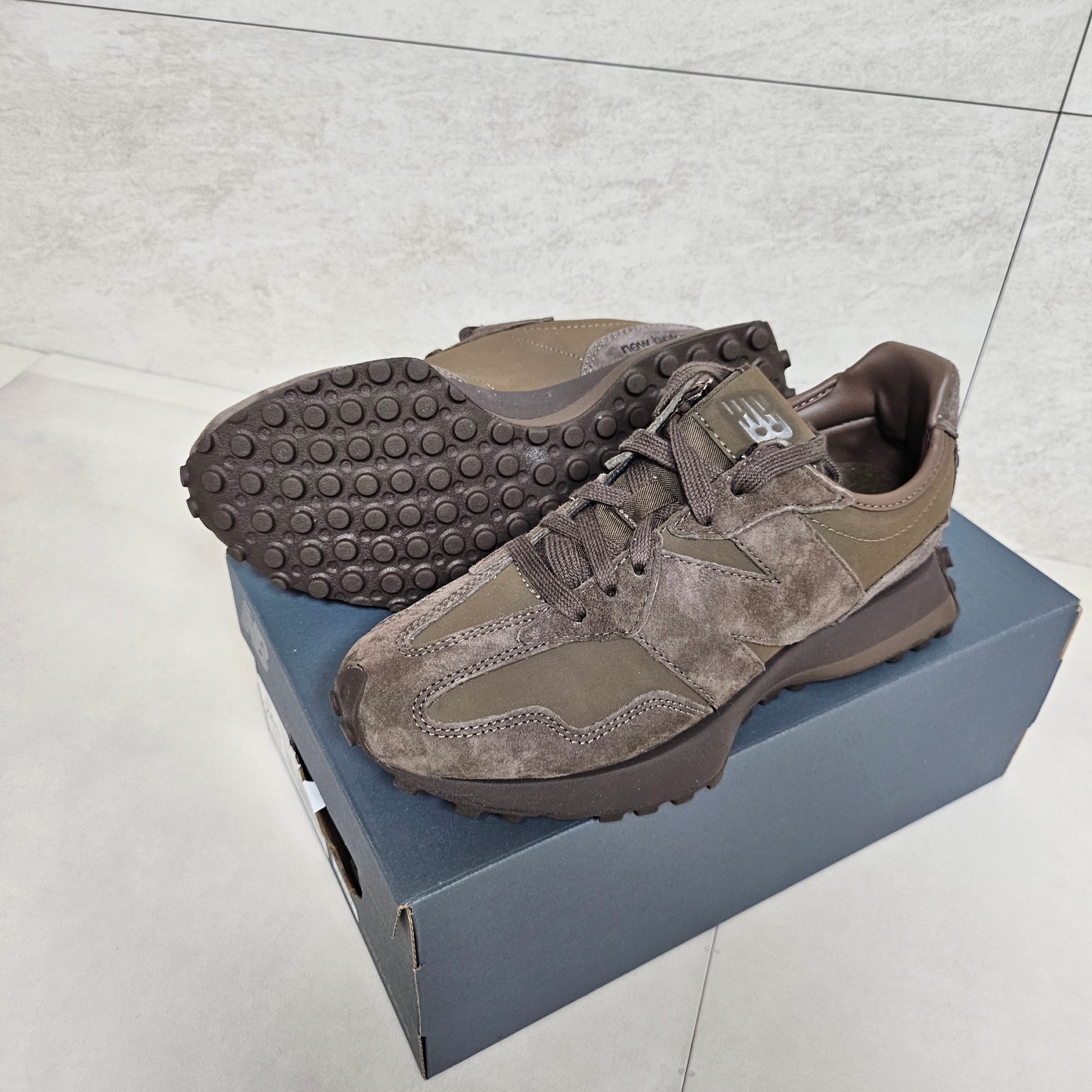 New Balance 327 Brown 착용 스타일 - 1