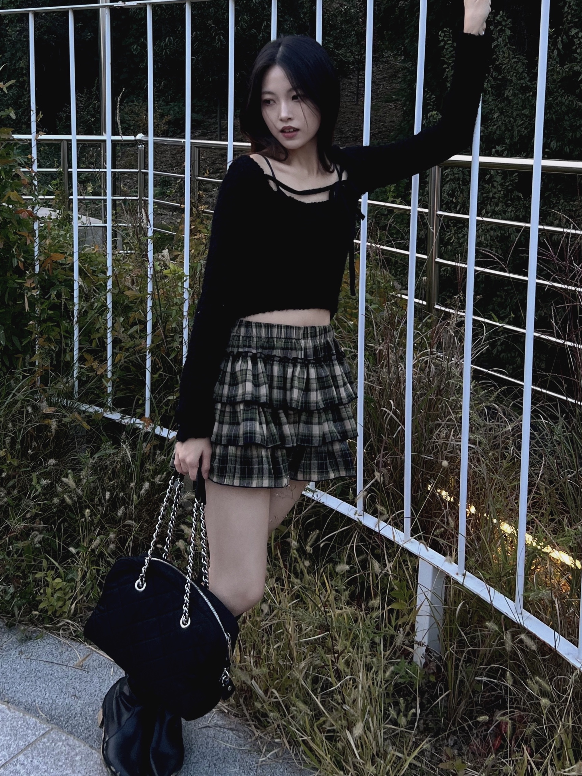 Prada Pocono Nylon Quilted Chain Shoulder Bag Black 착용 스타일 - 4