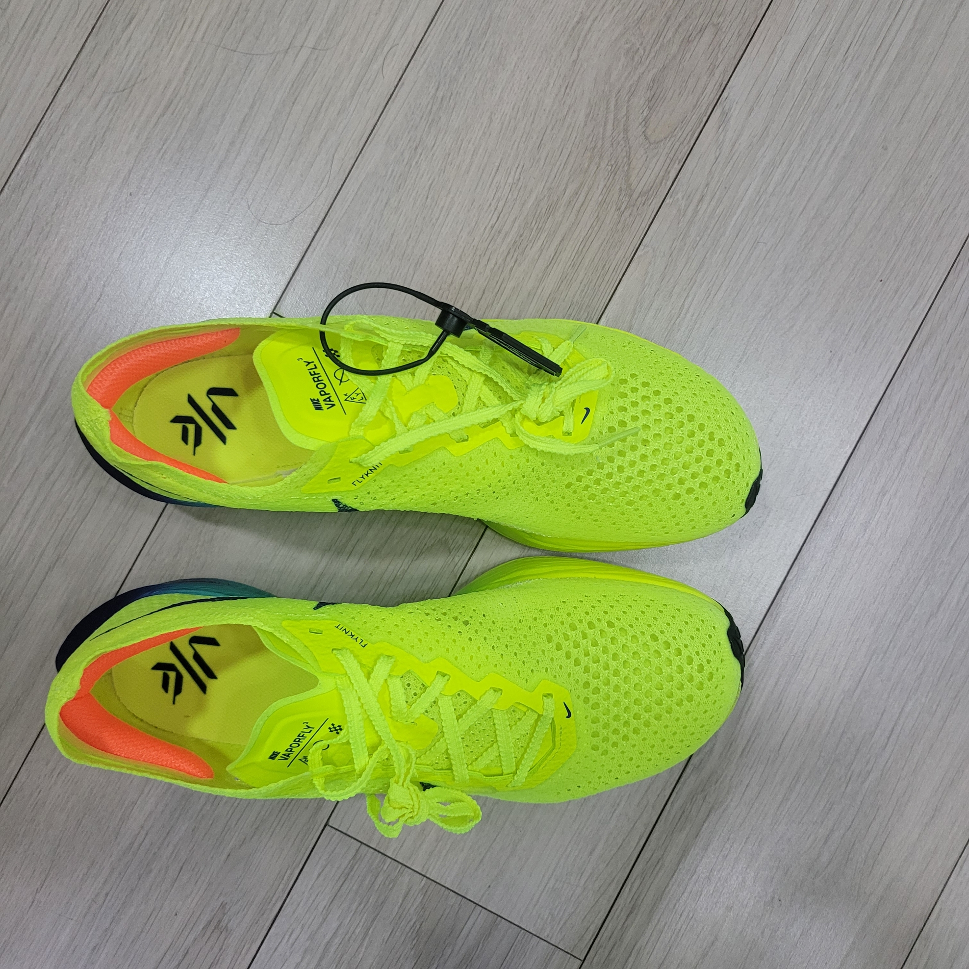 Nike ZoomX Vaporfly Next% 3 Volt Scream Green 착용 스타일 - 3