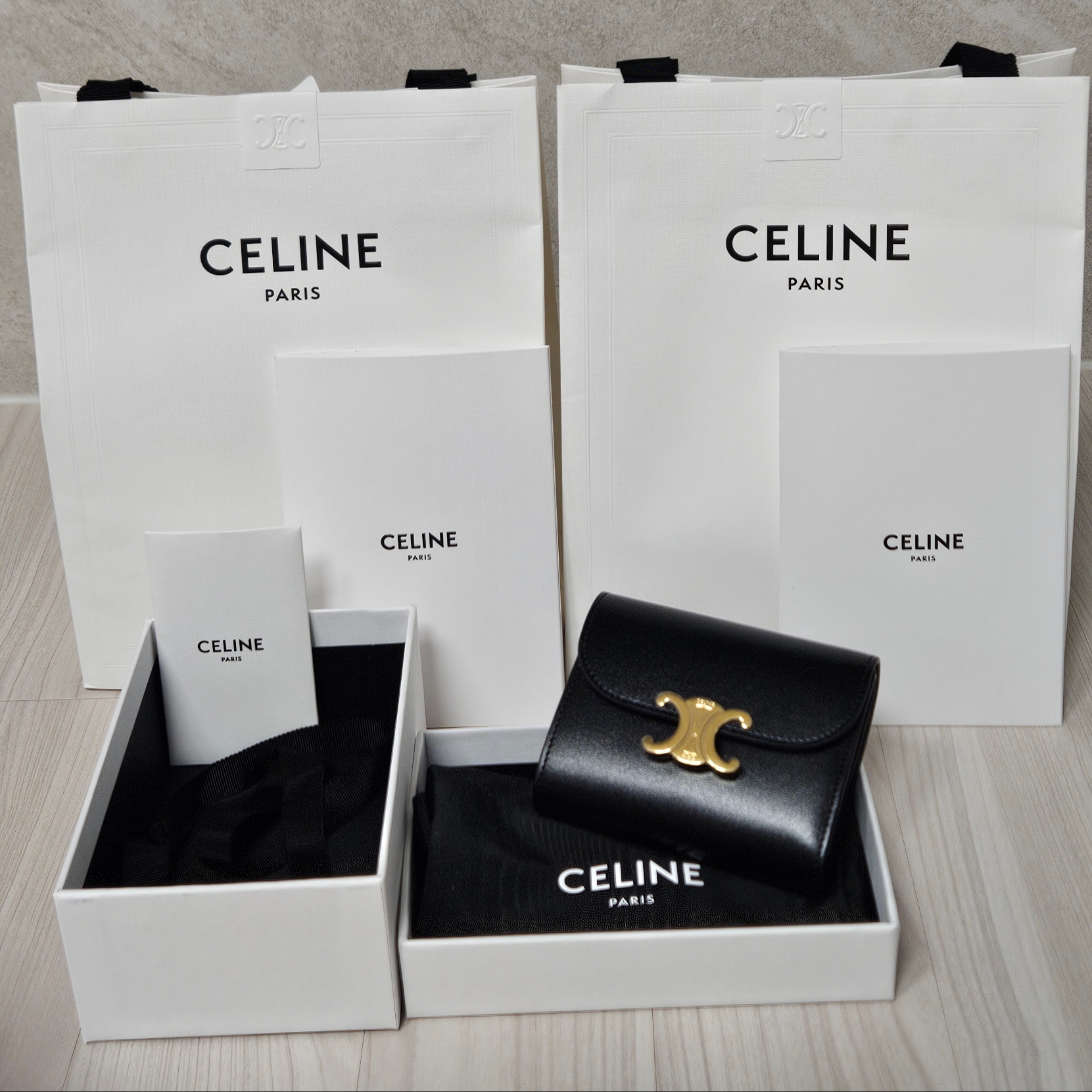 Celine Small Wallet Triomphe in Shiny Calfskin Black 착용 스타일
