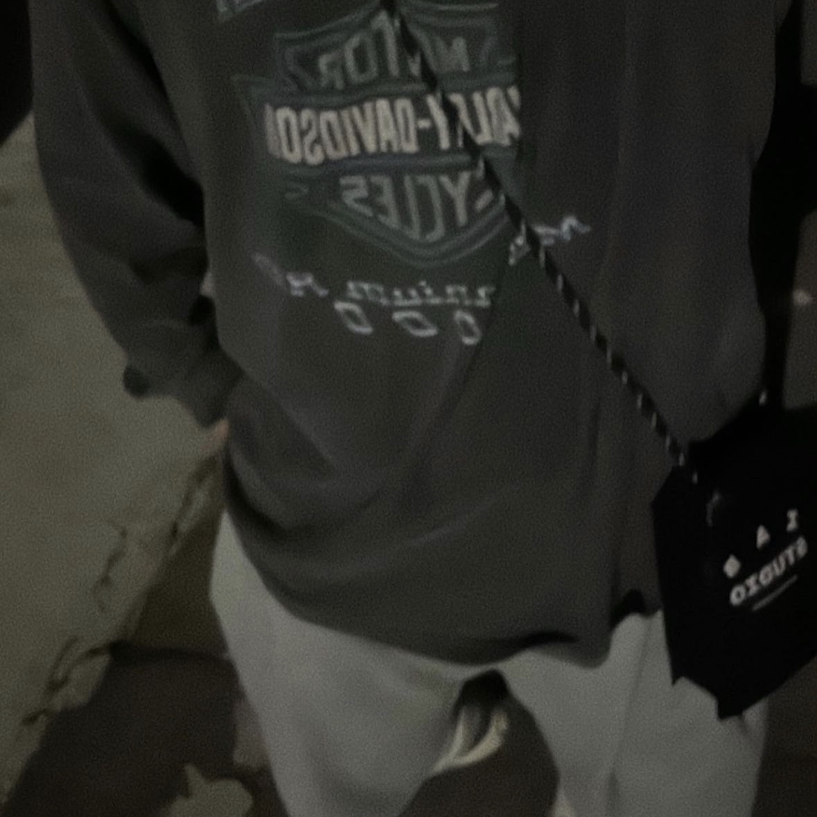 IAB Studio x Casetify Logo Sling Bag Jet Black, Nike Zoom Vomero 5 PRM Light Iron Ore and Flat Fewter 착용 스타일