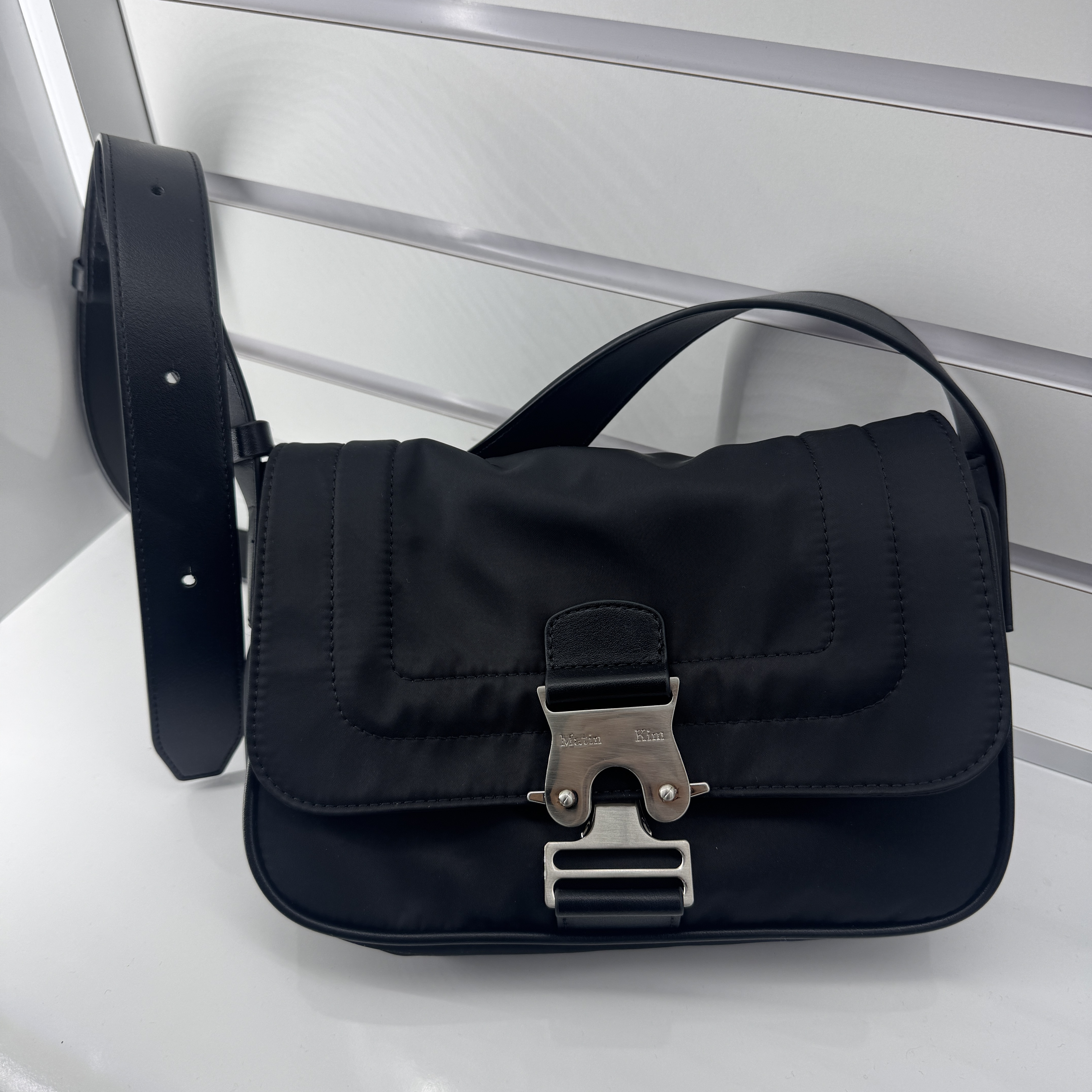 Matin Kim Mini Buckle Bag Black 착용 스타일 - 1