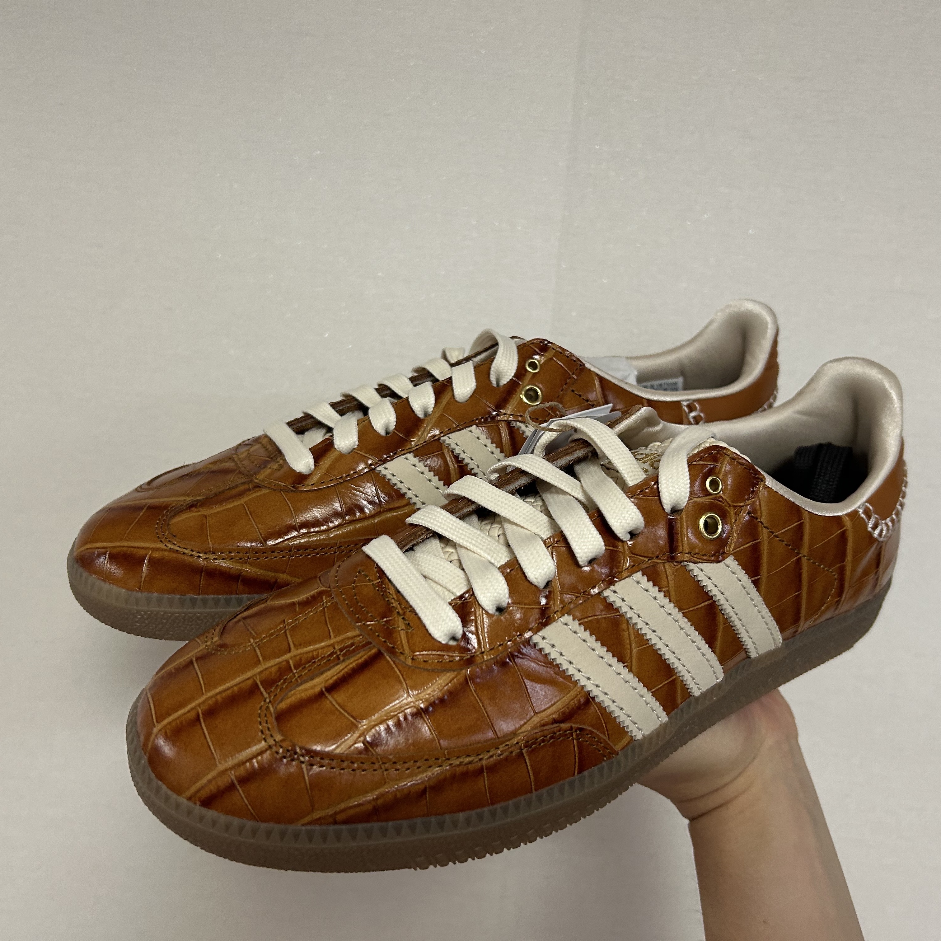 Adidas x Wales Bonner Samba Brown White 착용 스타일 - 2