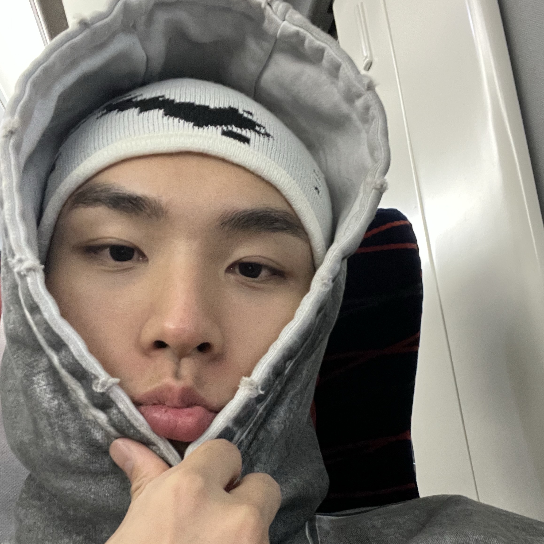 Oakley x Piet Skull Beanie Bone White, Flavorism Oversized Rivet Fur Zip-Up Hoodie Dirty White 착용 스타일