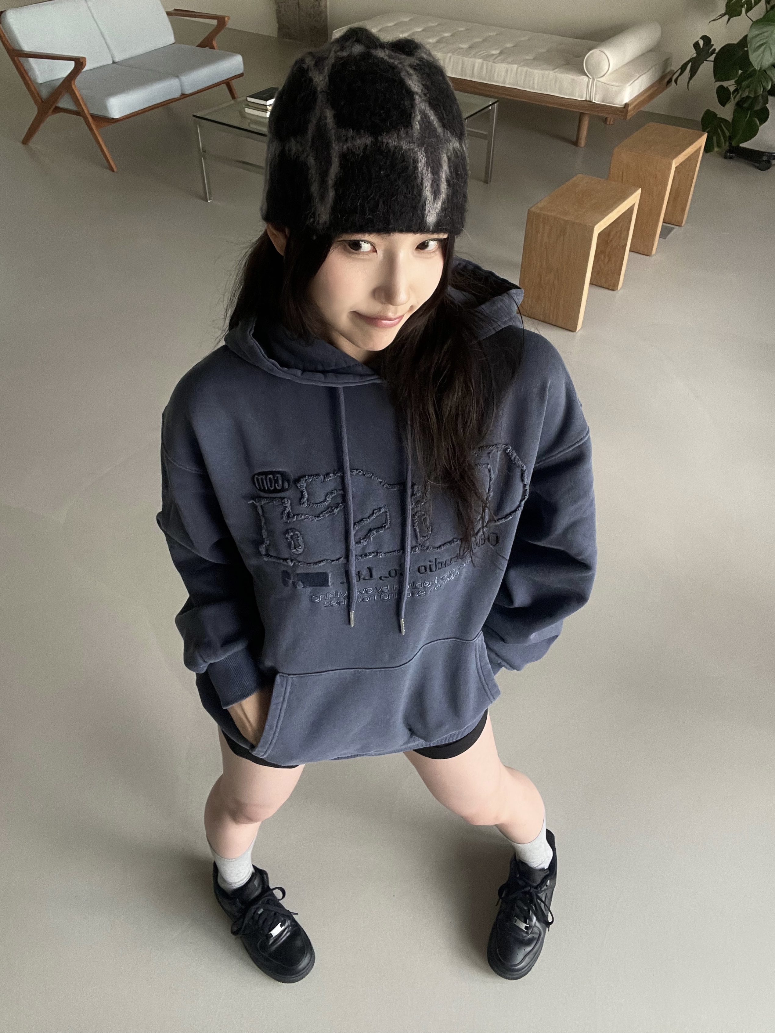 Cost per Kilo Graphic Jacquard Beanie Black, (W) Nike Air Force 1 '07 Low Triple Black 착용 스타일 - 4