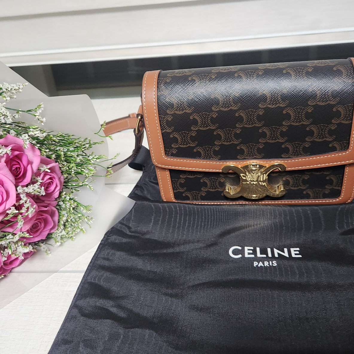 Celine Teen Triomphe Bag in Triomphe Canvas and Calfskin Tan 착용 스타일