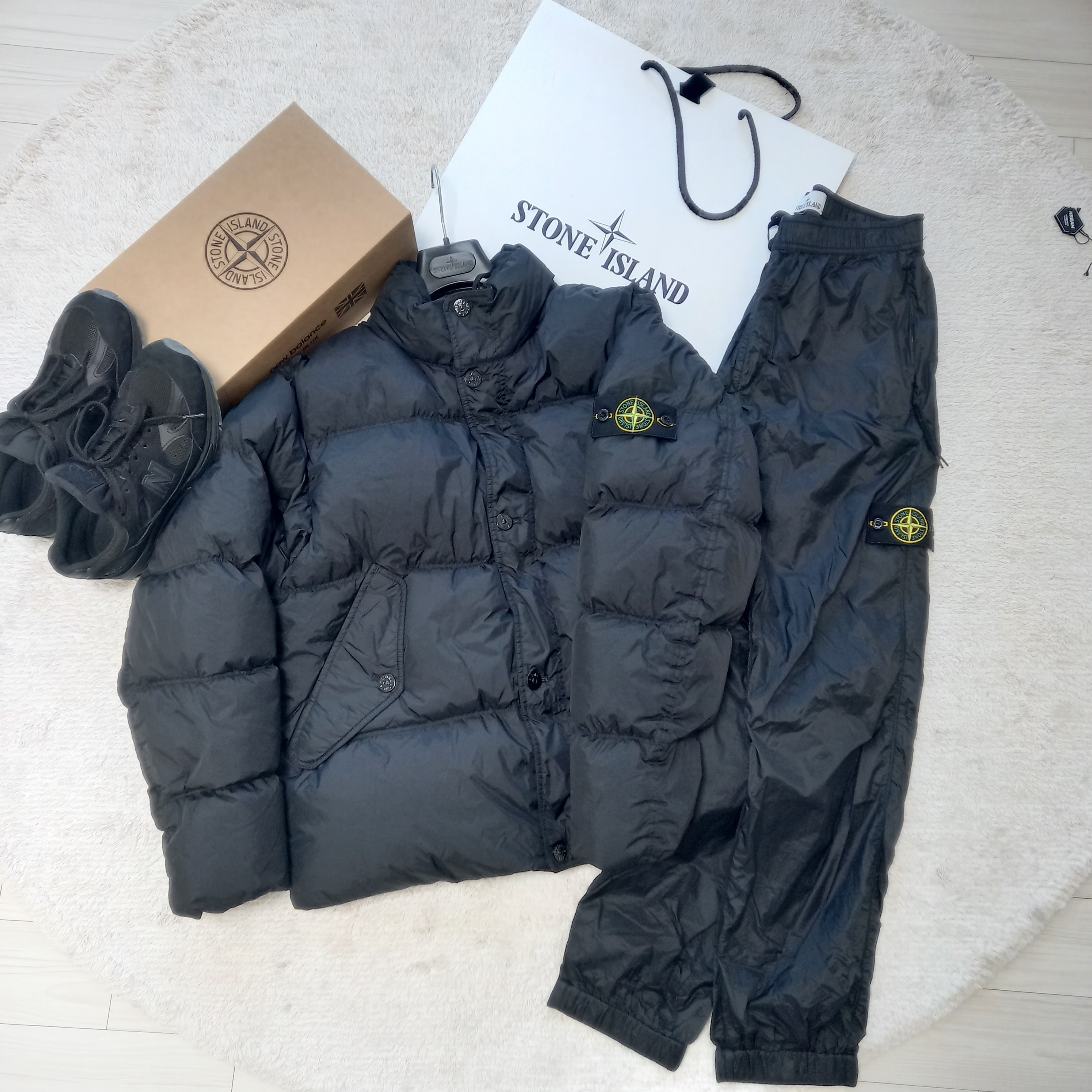 Stone Island 40123 Garment Dyed Crinkle Reps R-NY Down Jacket Black - 24FW, New Balance x Stone Island 991v2 Made in UK Black 착용 스타일 - 1