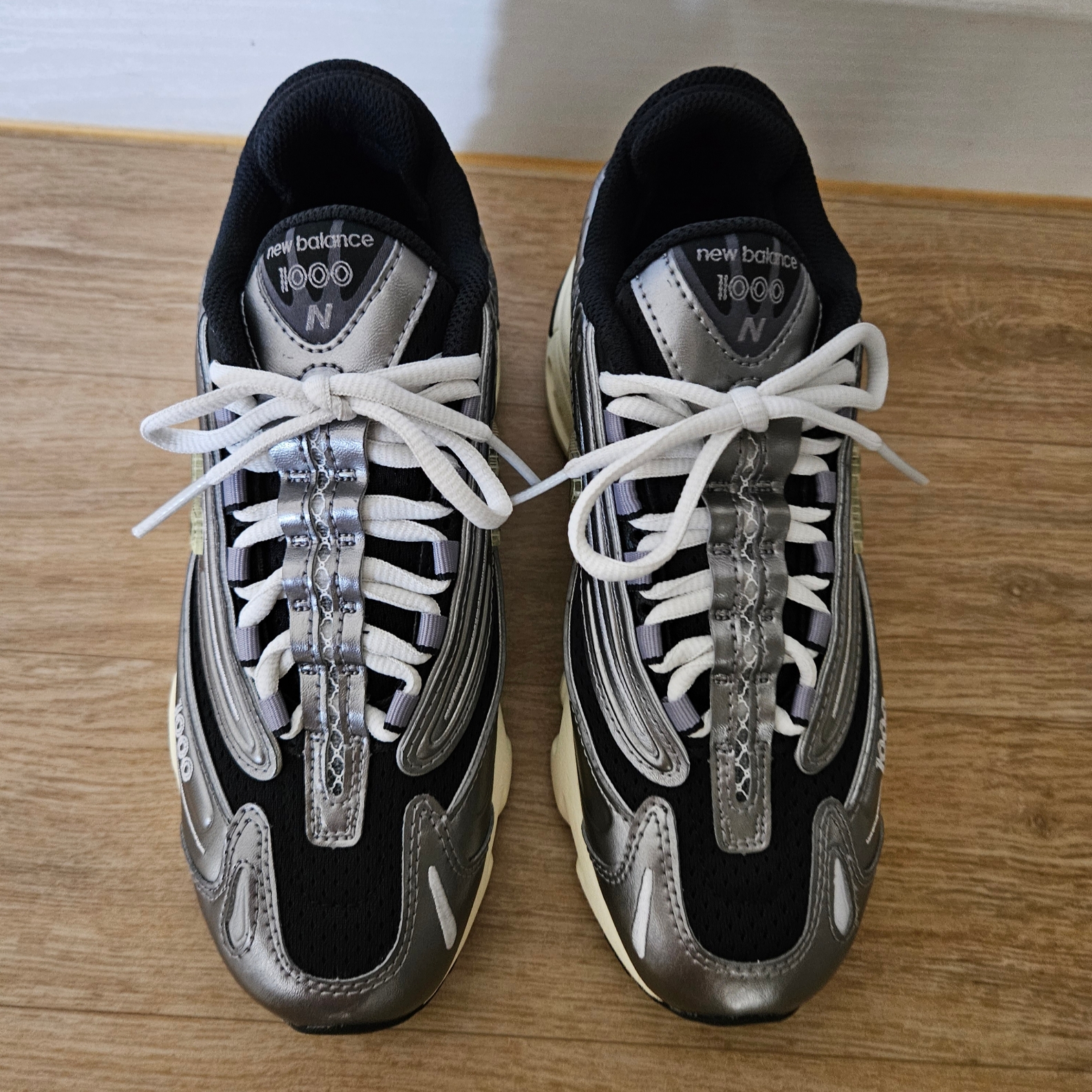 New Balance 1000 Silver Metallic Black 착용 스타일 - 2