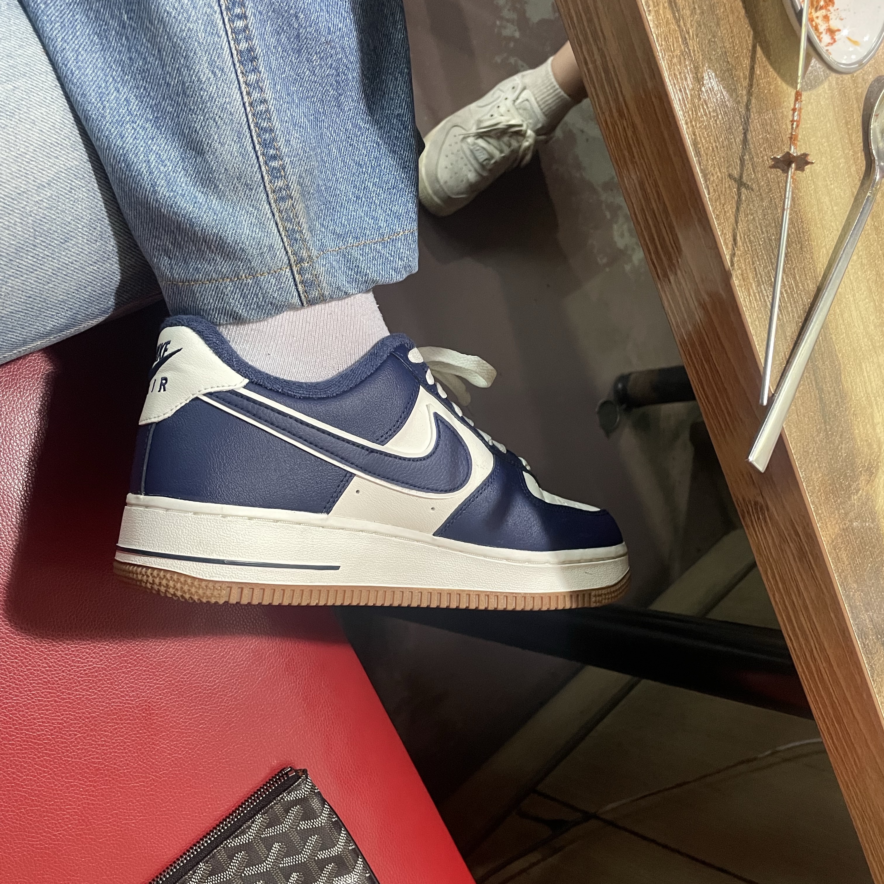 Nike Air Force 1 '07 LV8 Midnight Navy, Goyard Senat Pochette MM Black 착용 스타일