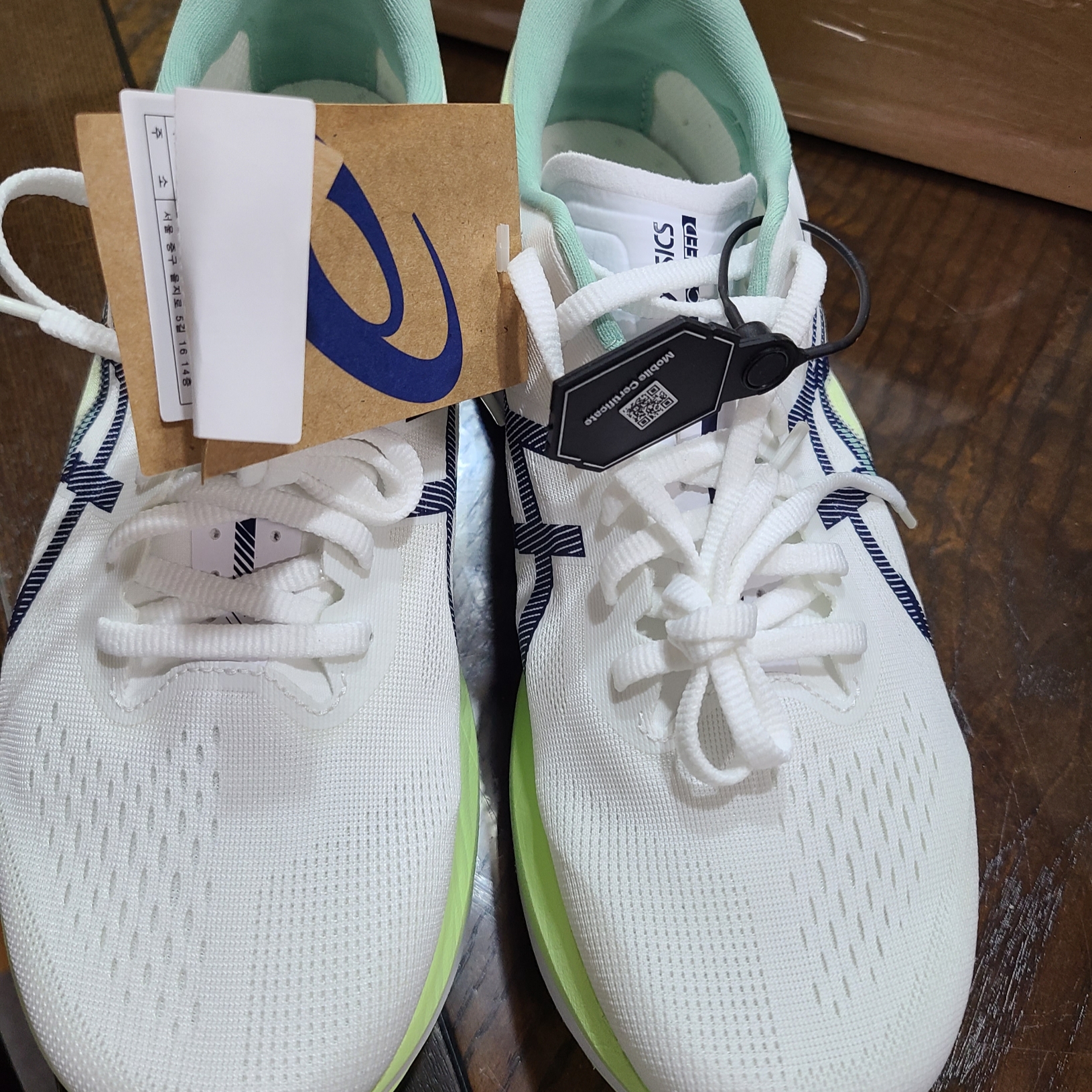 Asics Magic Speed 4 White Blue Expanse 착용 스타일 - 1
