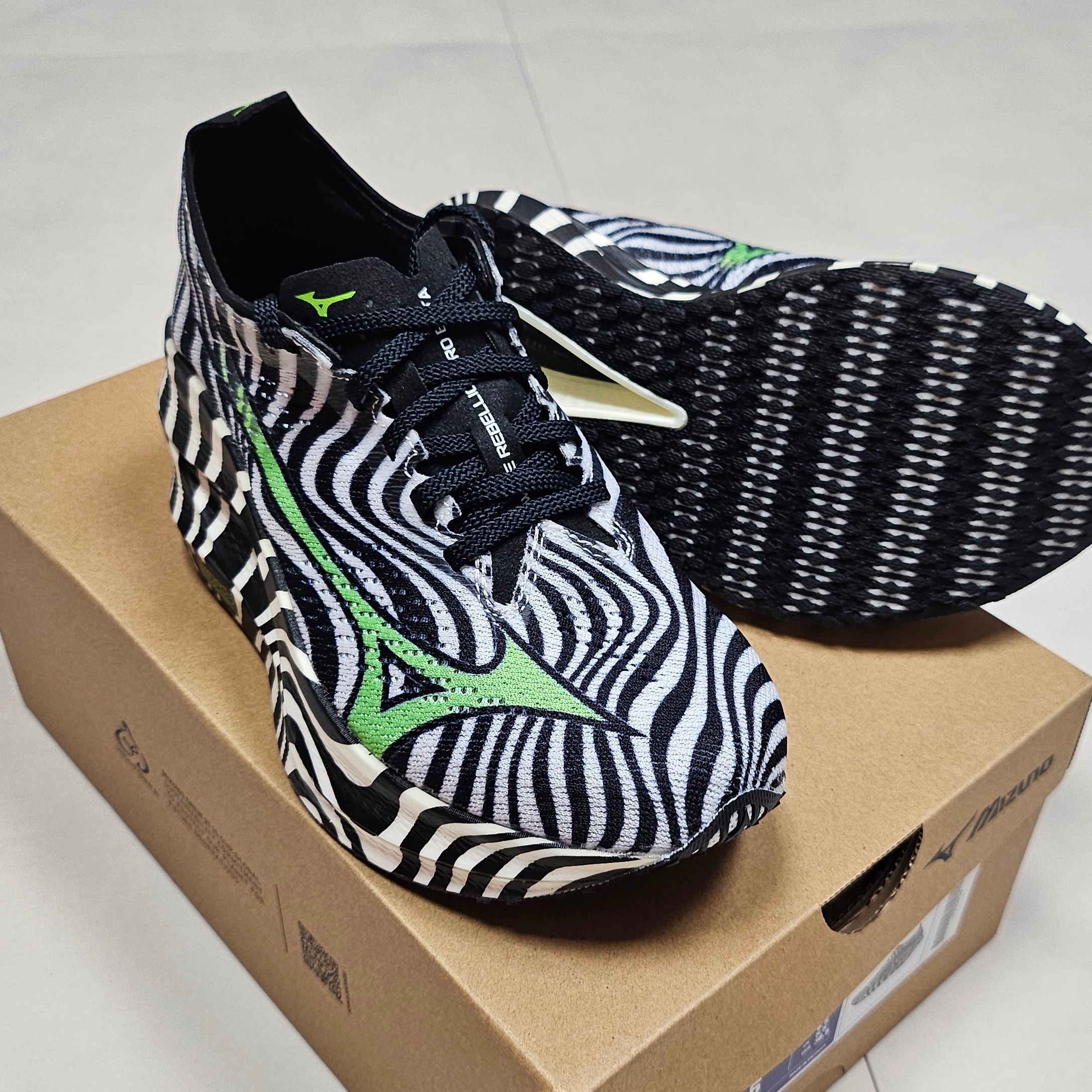 Mizuno Wave Rebellion Pro Beta Black White 착용 스타일 - 1