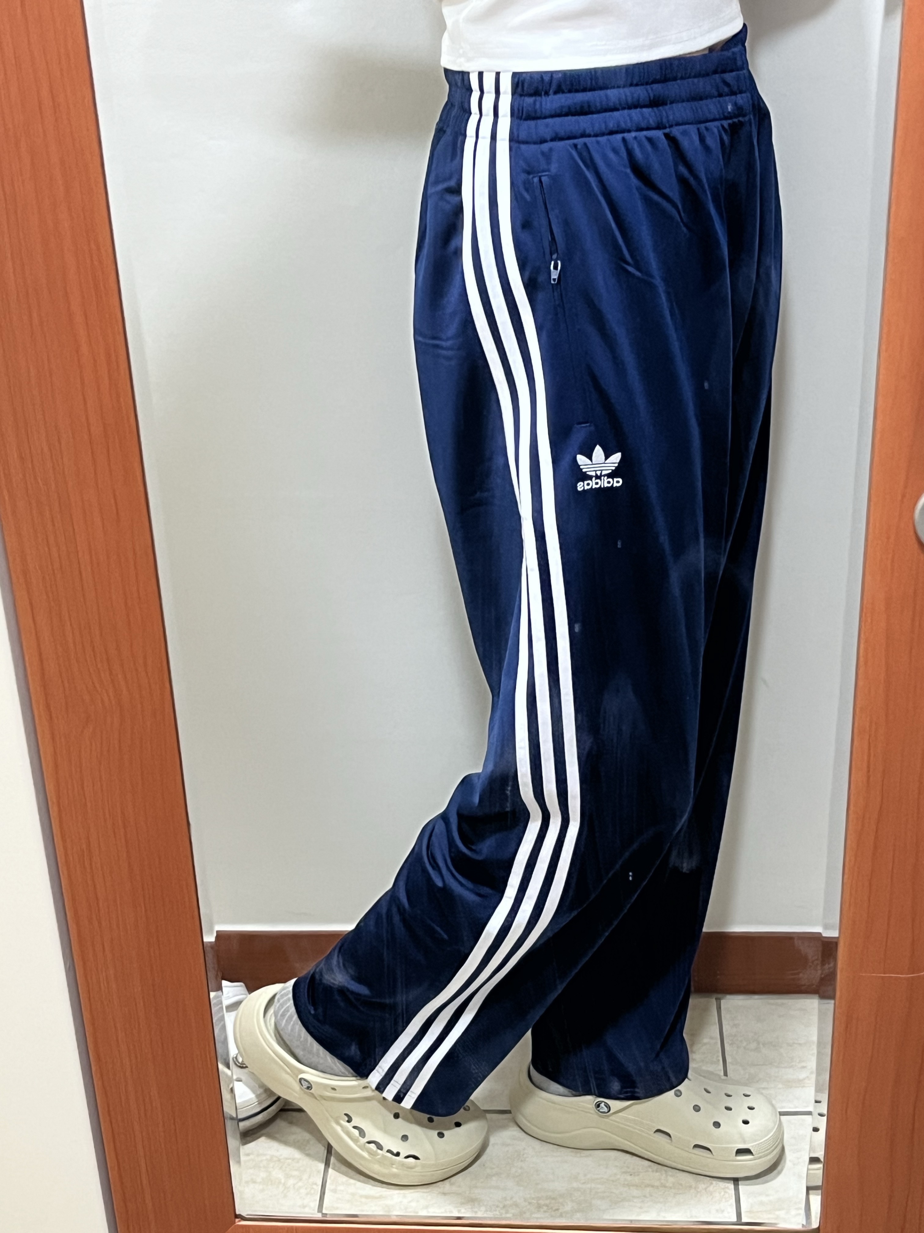 Adidas Adicolor Classics Firebird Track Pants Night Indigo - US Sizing, Adidas Adicolor Classics Firebird Track Pants Night Indigo - KR Sizing 착용 스타일 - 1