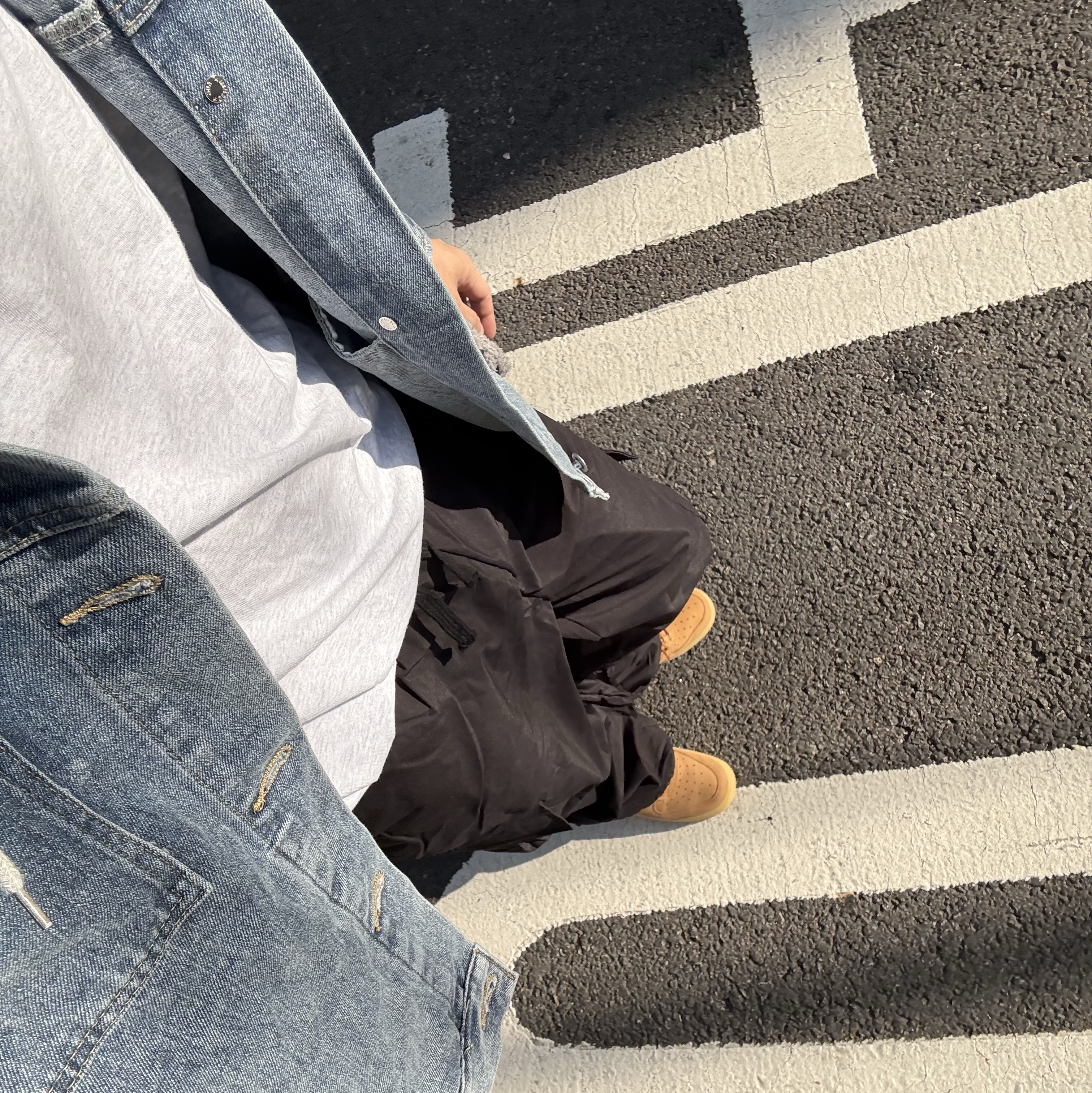 Nike Air Force 1 '07 WB Flax, NewJeans Bunini Mini Costume Keyring Gray 착용 스타일