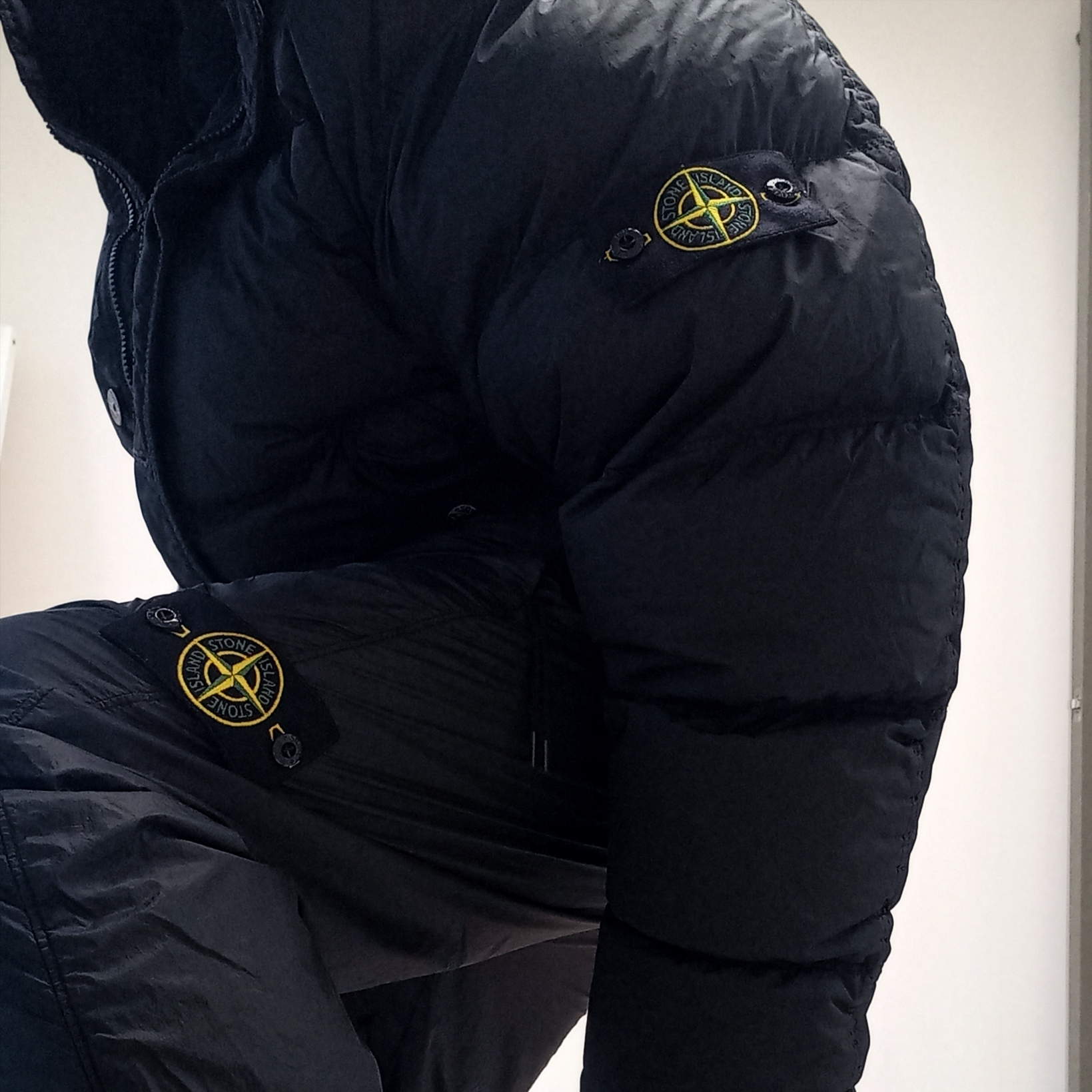Stone Island 40123 Garment Dyed Crinkle Reps R-NY Down Jacket Black - 24FW, New Balance x Stone Island 991v2 Made in UK Black 착용 스타일 - 1
