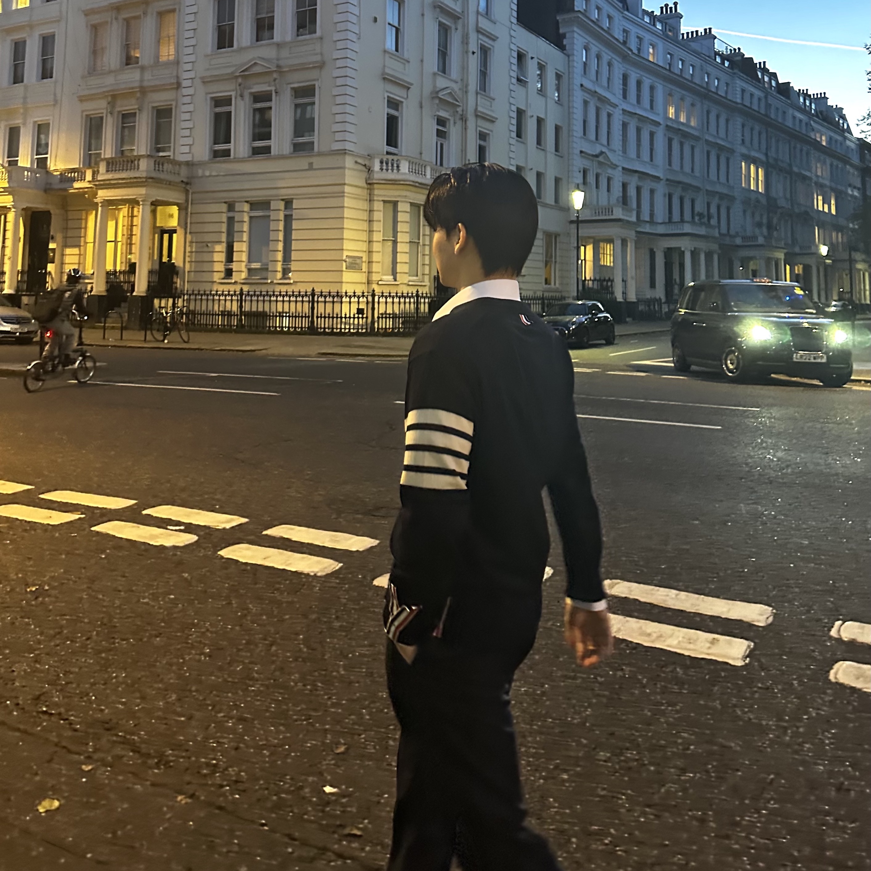 Thom Browne Sustainable Fine Merino Wool 4-Bar Classic Cardigan Navy, Thom Browne Engineered Stripe Necktie in Wool Navy 착용 스타일 - 1