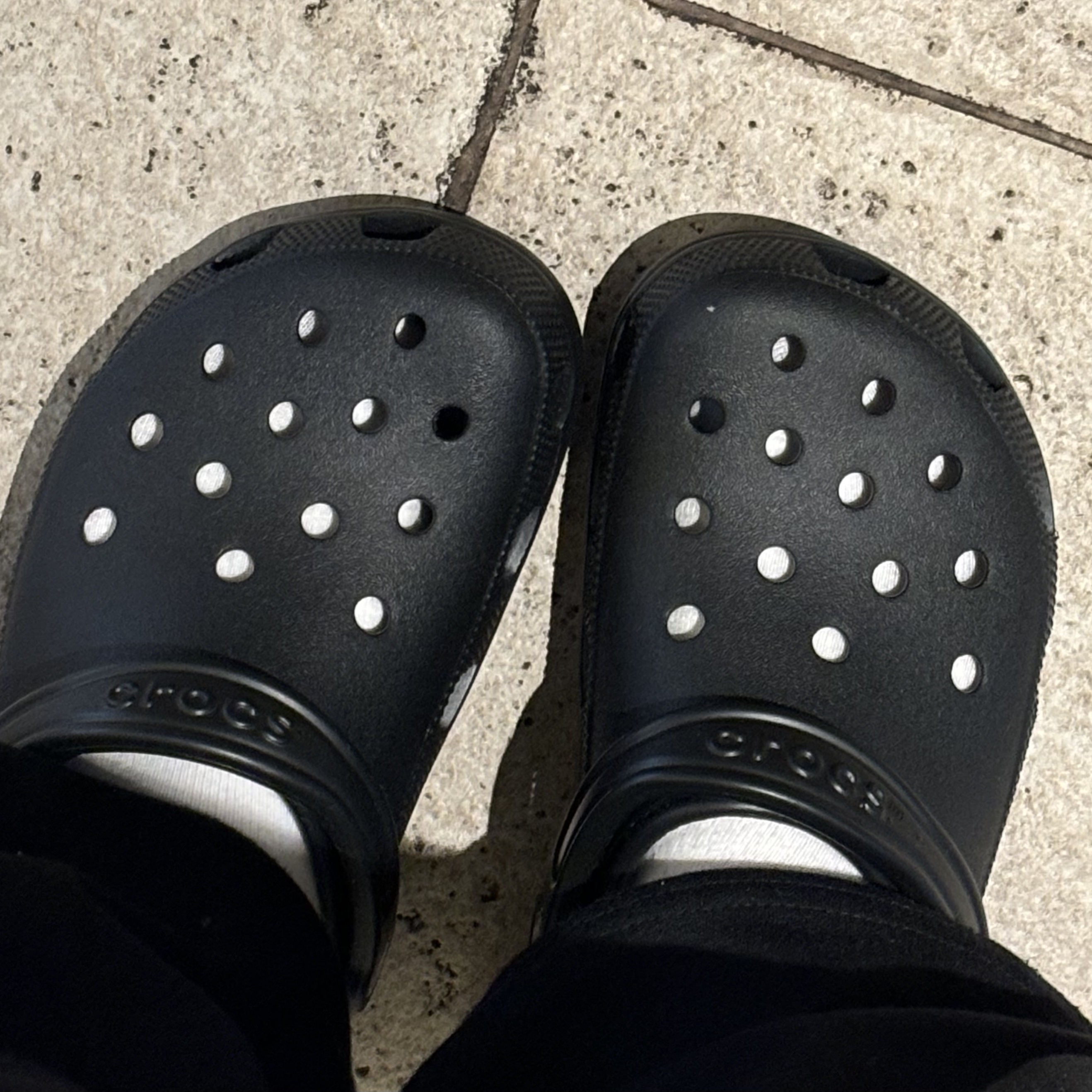 Crocs Classic Clog Black 착용 스타일