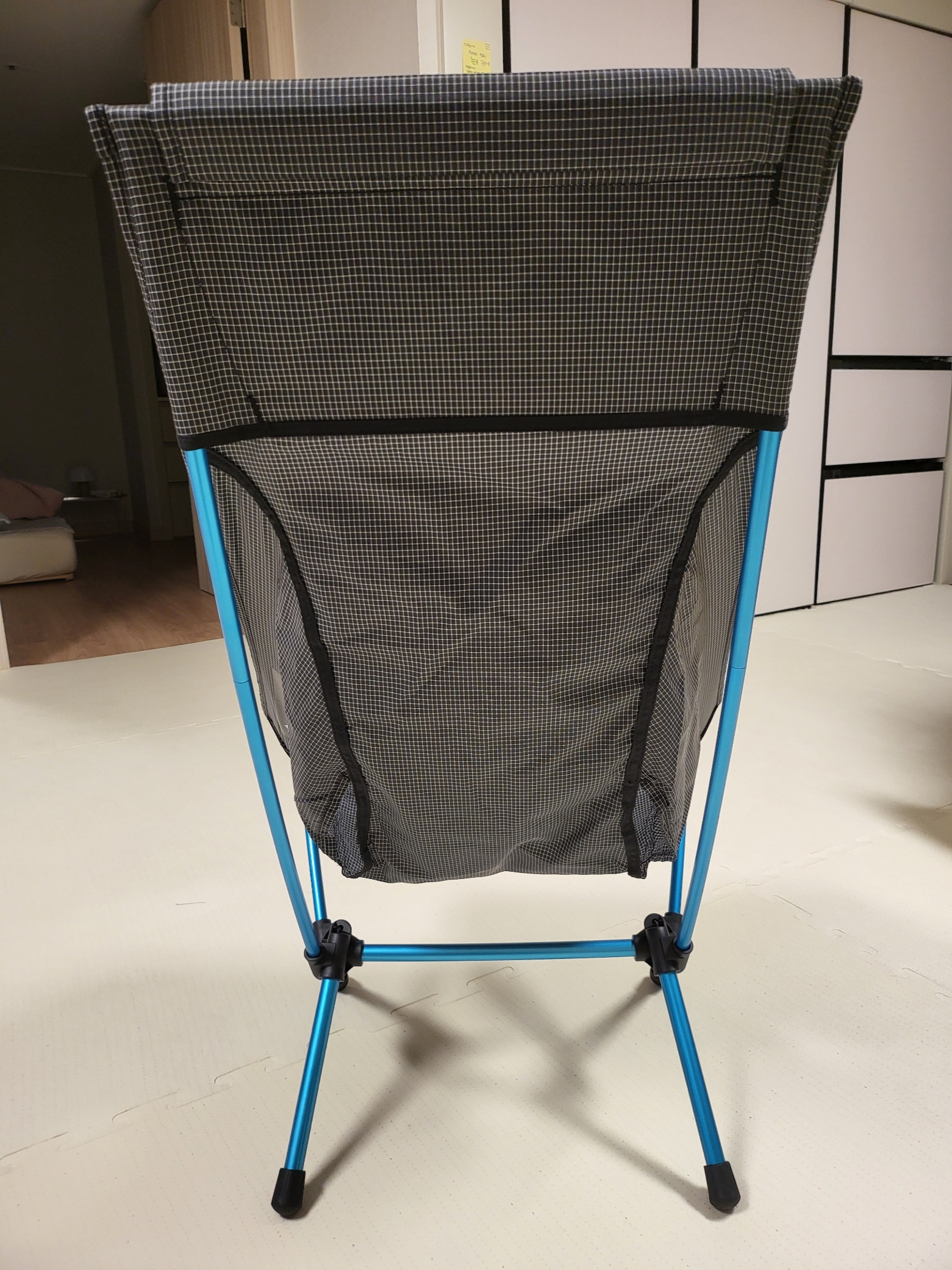 Helinox Chair Zero High-Back Black 착용 스타일 - 3