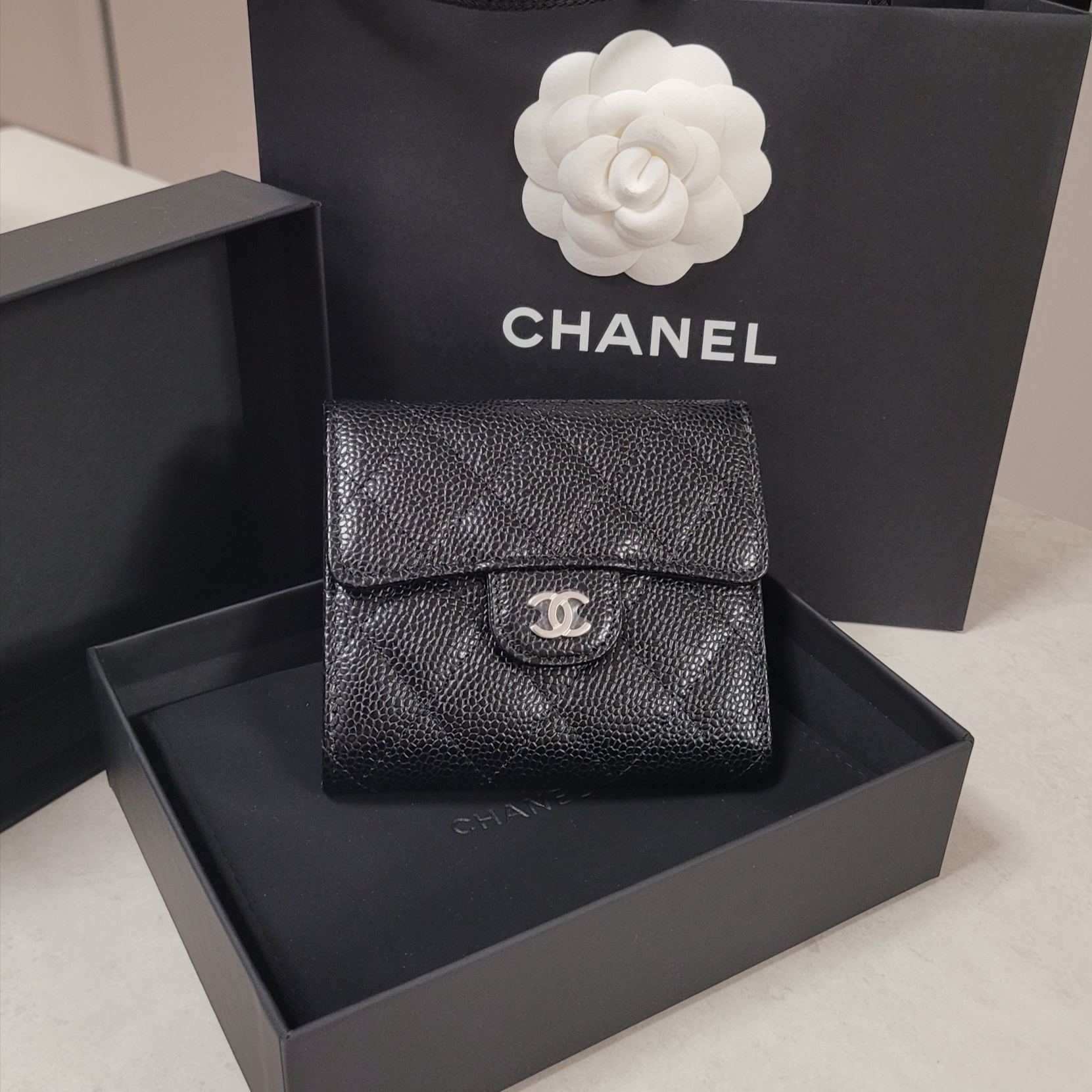 Chanel Small Classic Flap Wallet Grained Calfskin & Silver Black 착용 스타일