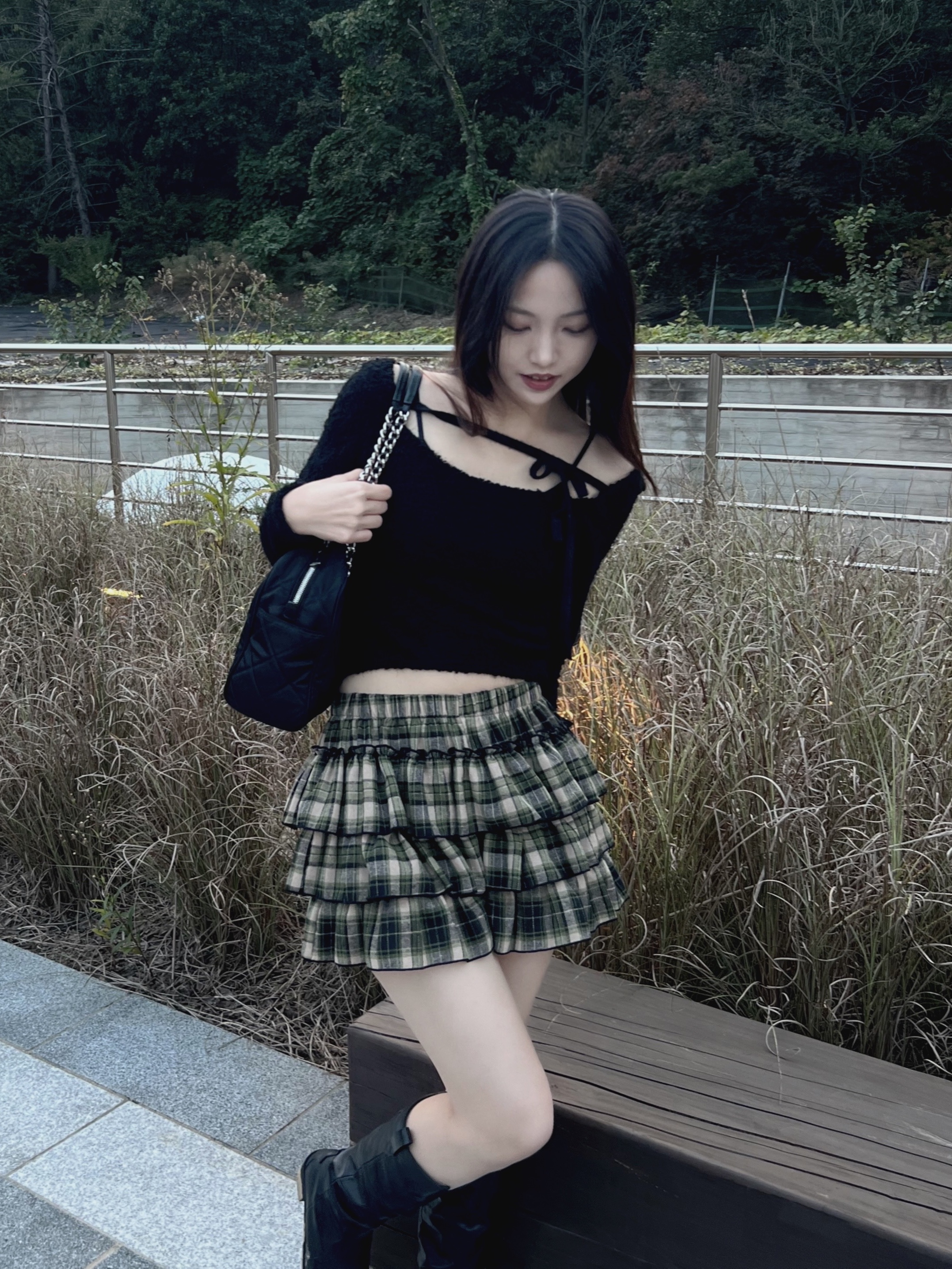 Prada Pocono Nylon Quilted Chain Shoulder Bag Black 착용 스타일 - 2