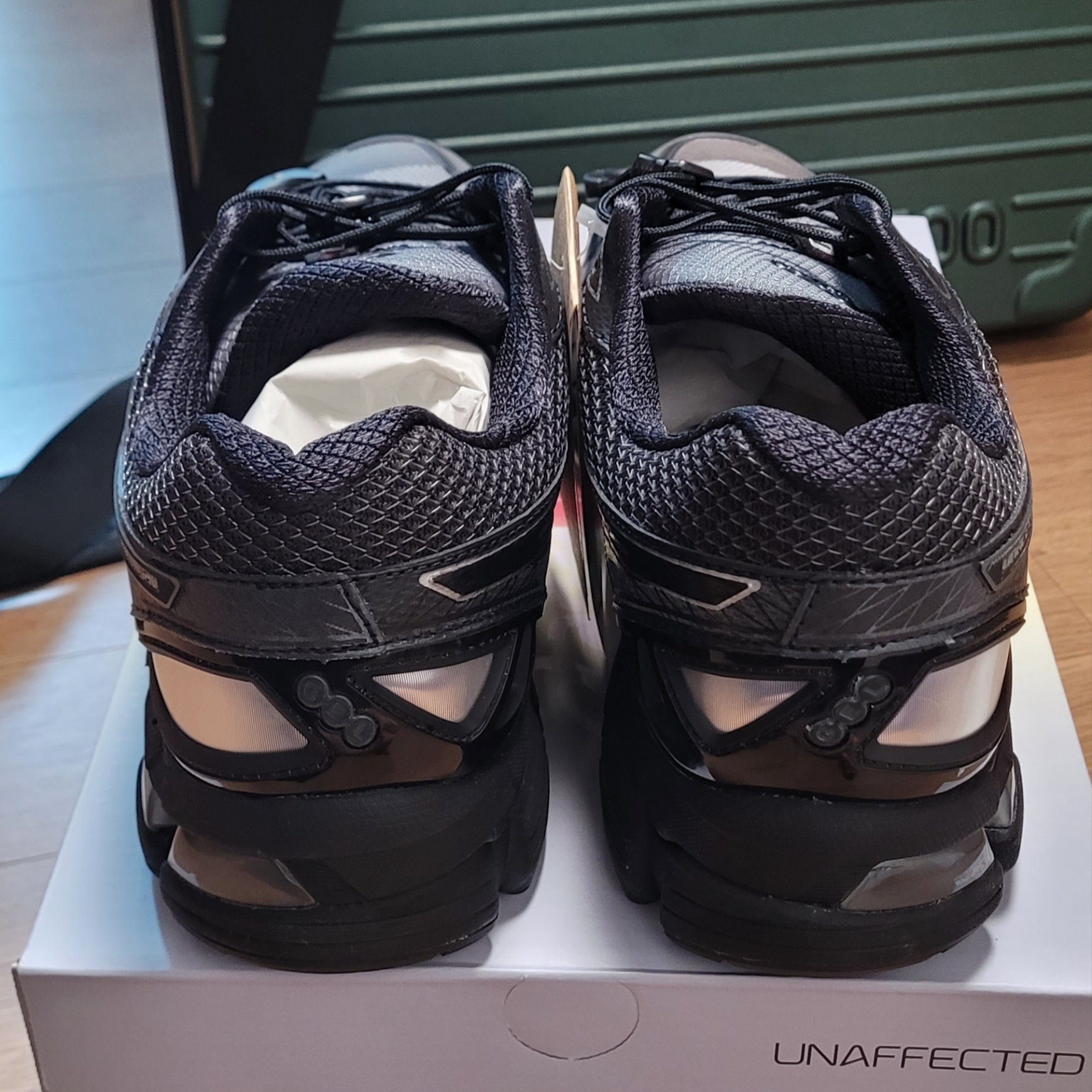 Asics x Unaffected Gel-Kayano 20 Obsidian Grey Black 착용 스타일 - 4
