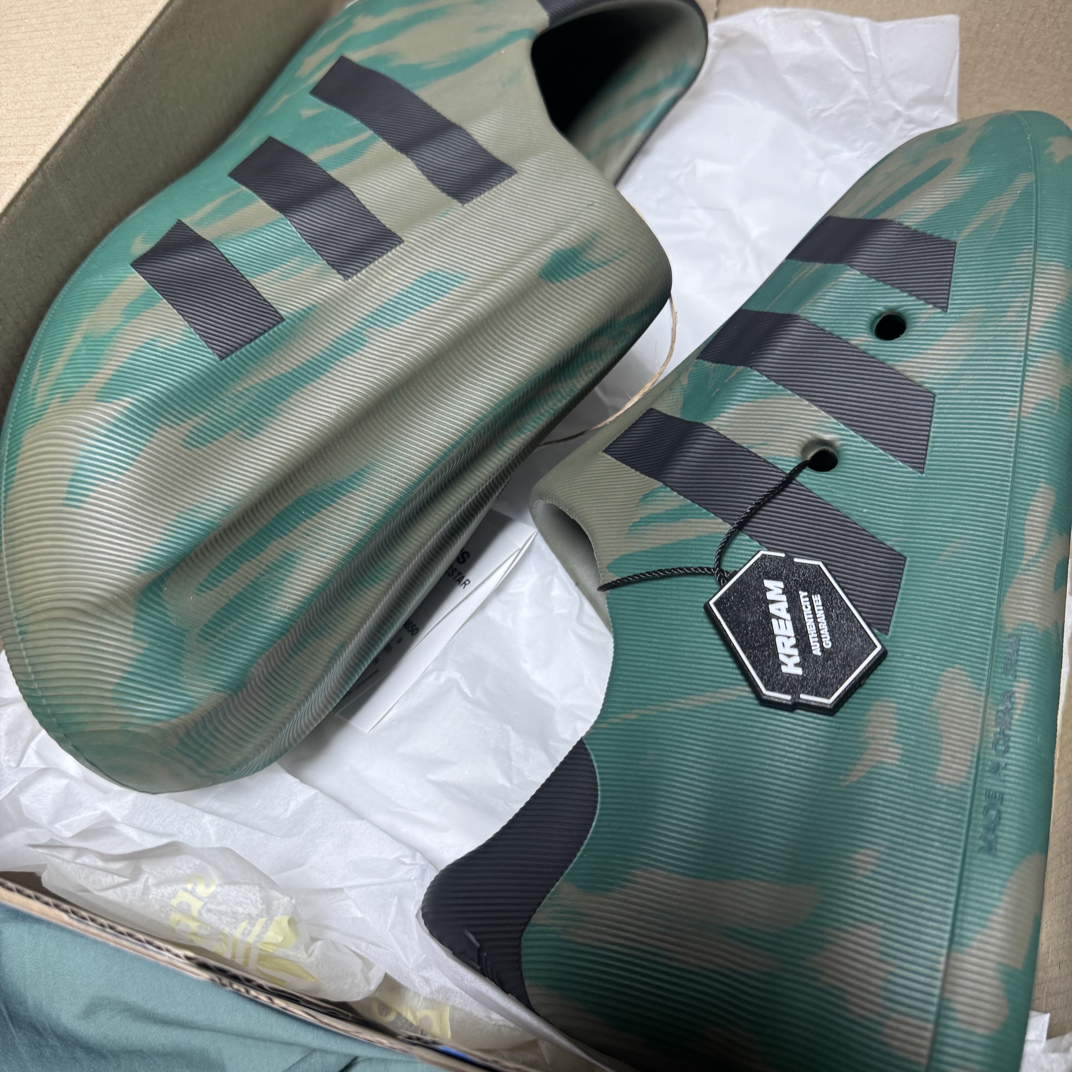 Adidas Adifom Superstar Olive Strata 착용 스타일
