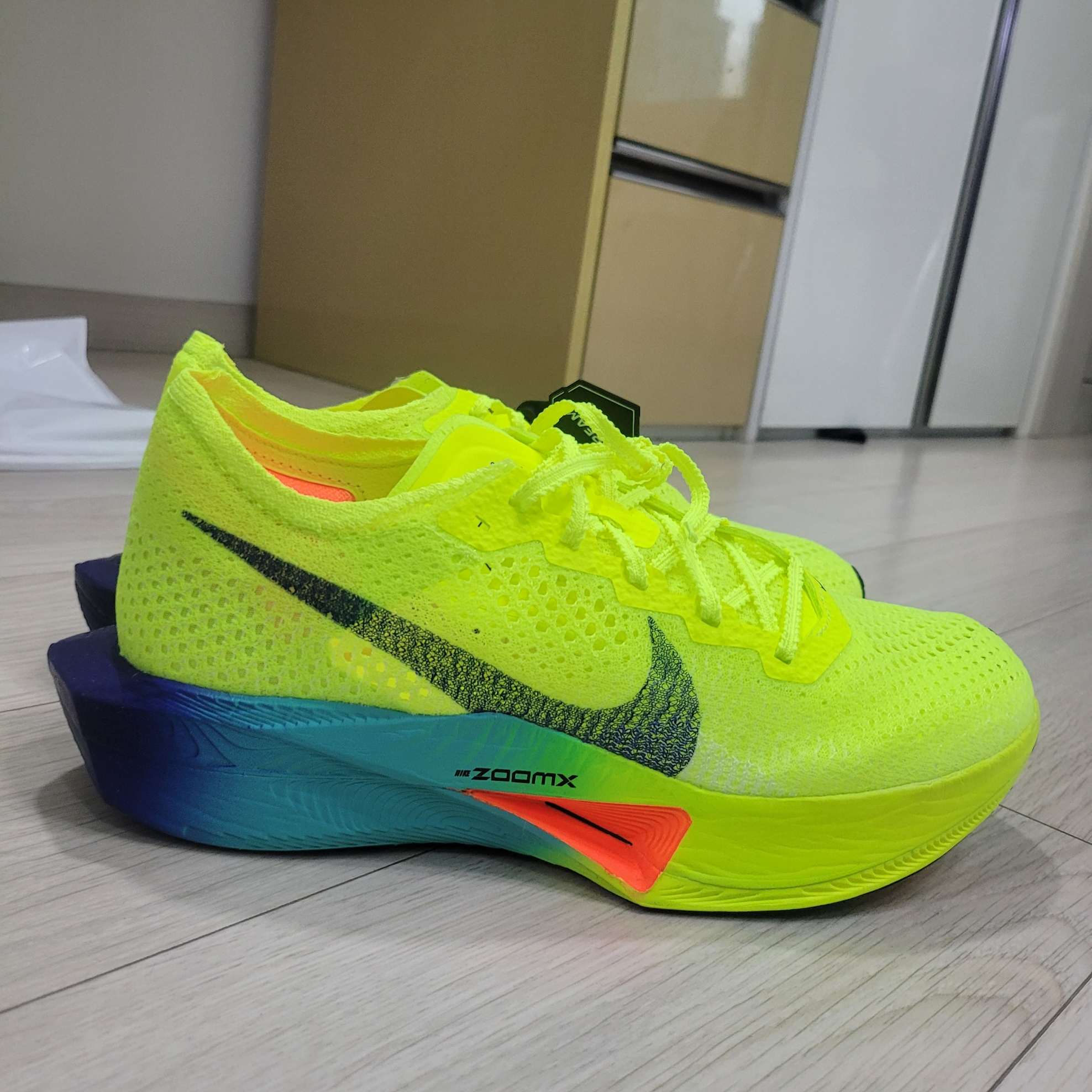 Nike ZoomX Vaporfly Next% 3 Volt Scream Green 착용 스타일 - 1