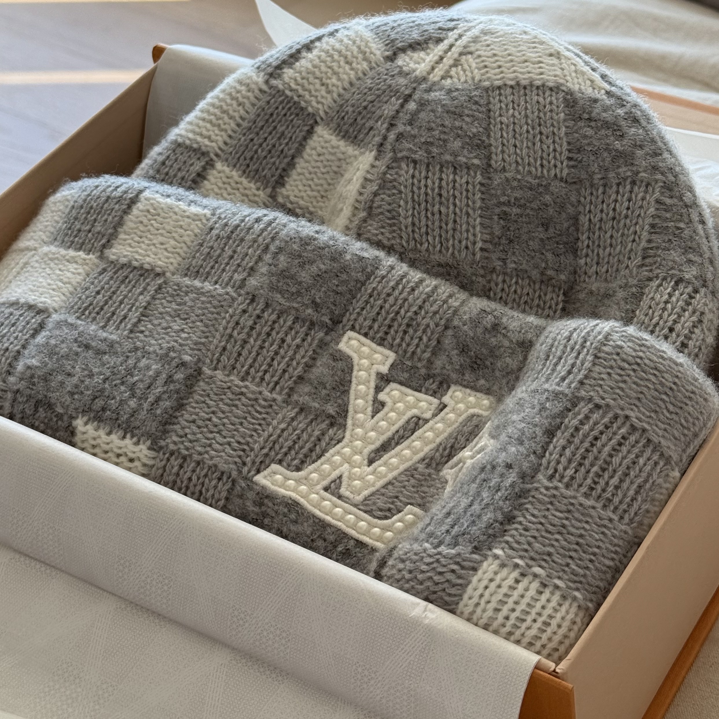 Louis Vuitton LV Crush Damoflage Pearl Beanie Light Grey 착용 스타일