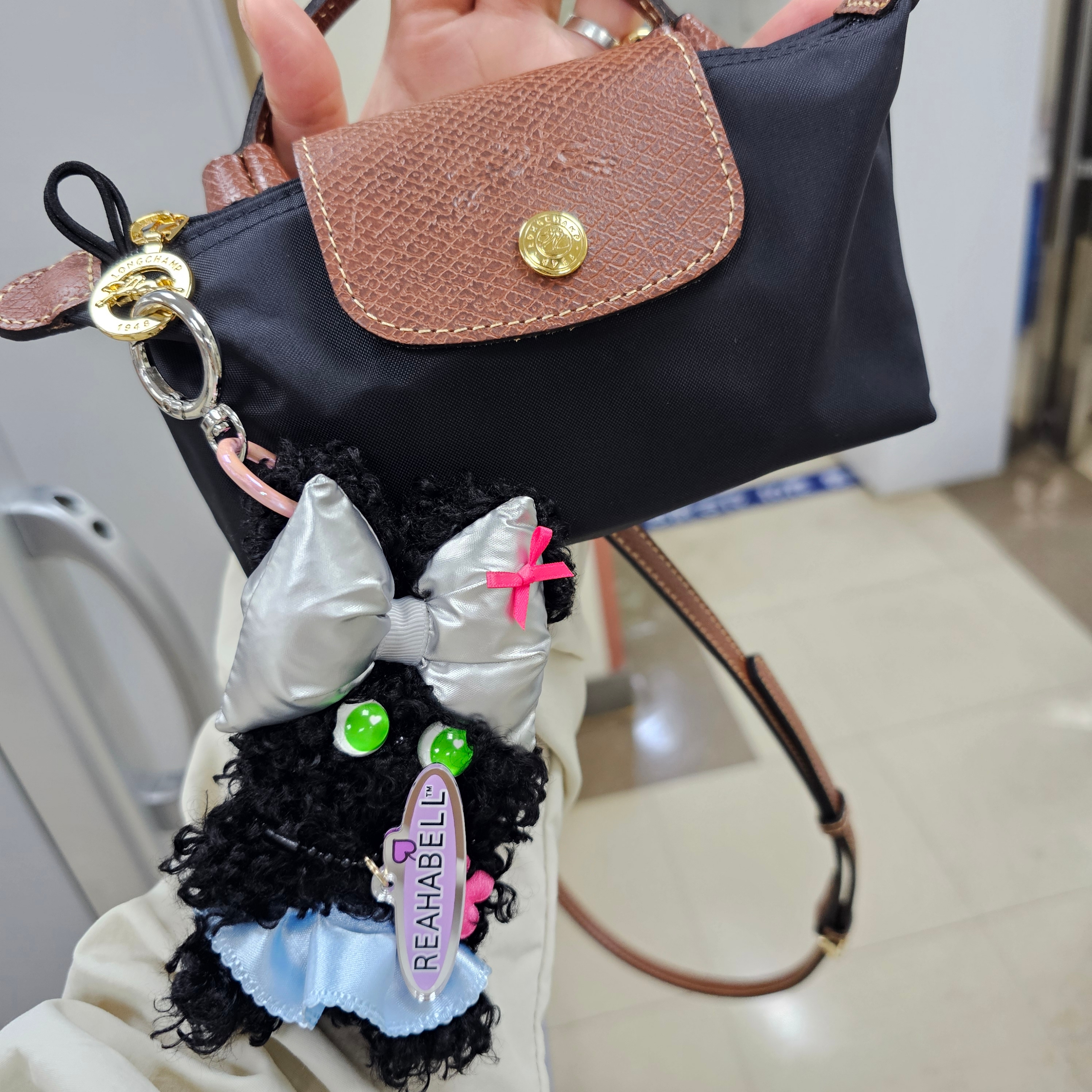 Longchamp Le Pliage Original Handle Pouch Black 착용 스타일