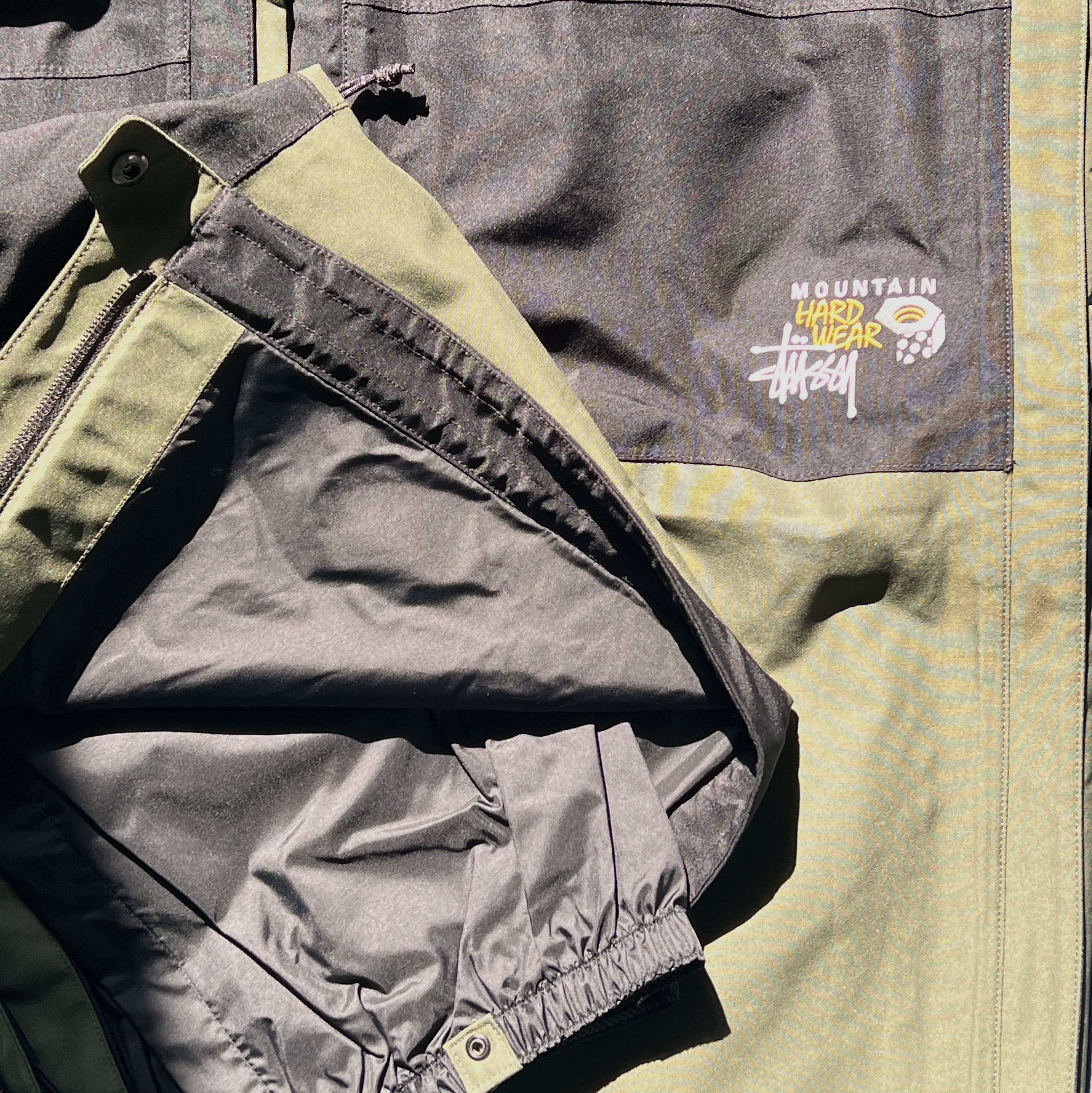 Stussy x Mountain Hardwear Exposure Gore-Tex Bib Poblano Black 착용 스타일 - 1