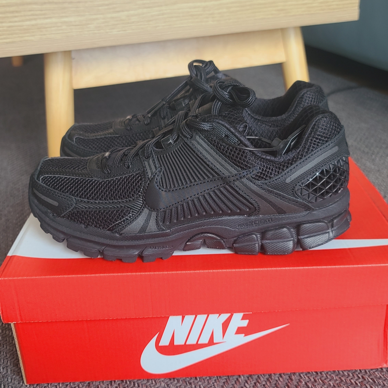 Nike Zoom Vomero 5 SP Black 착용 스타일 - 1