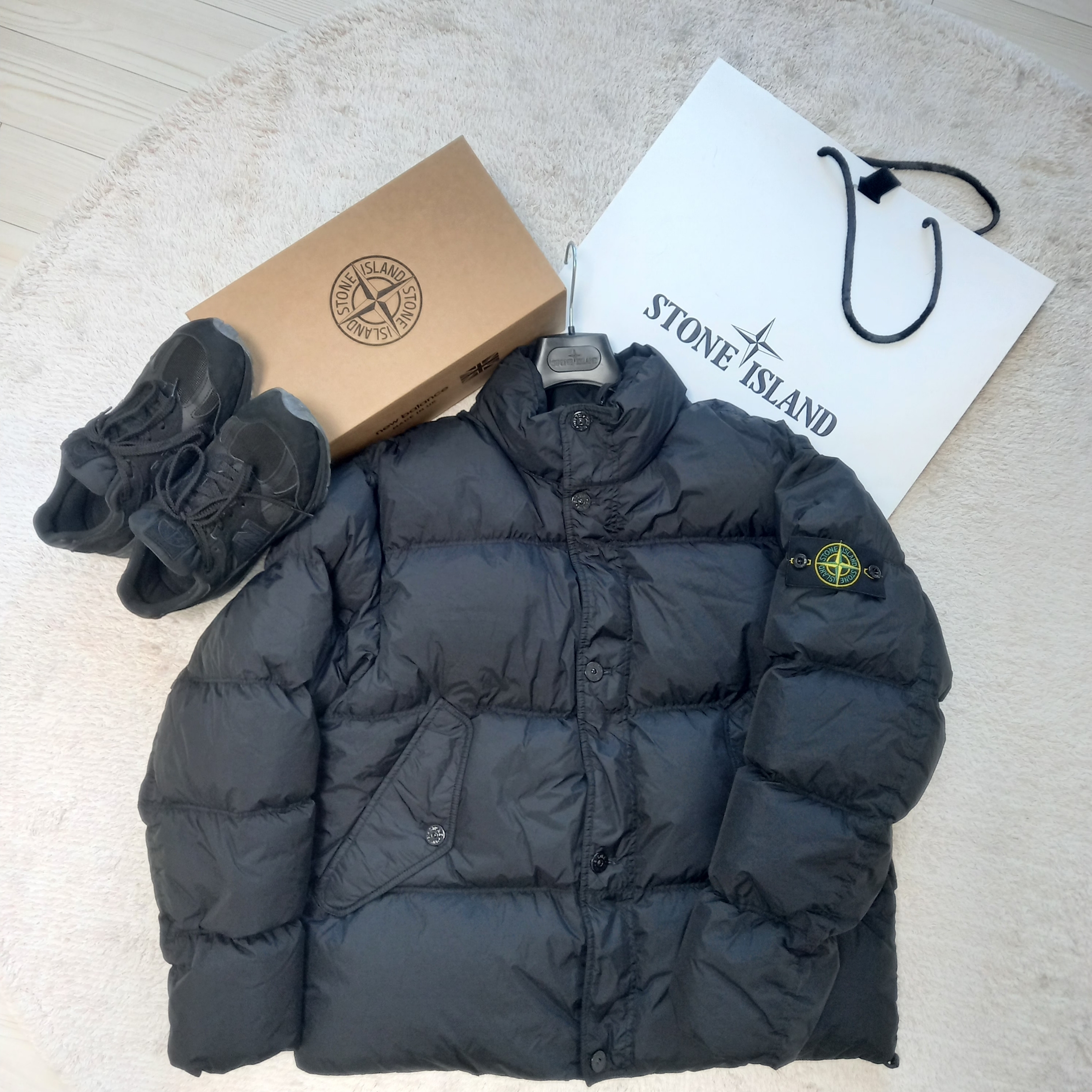 Stone Island 40123 Garment Dyed Crinkle Reps R-NY Down Jacket Black - 24FW, New Balance x Stone Island 991v2 Made in UK Black 착용 스타일 - 2
