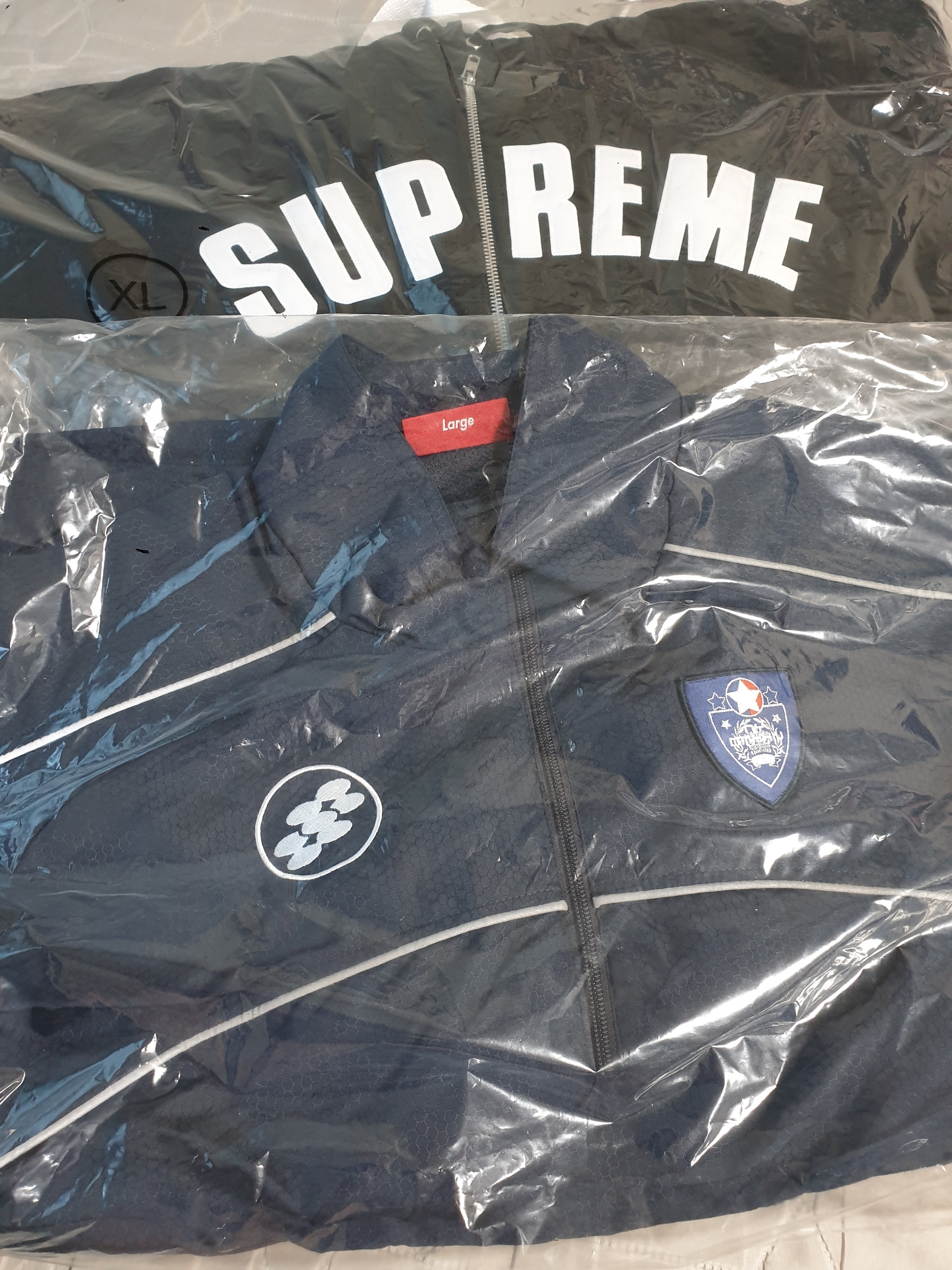 Supreme Pigment S Logo 6-Panel Black - 24FW, Supreme S Logo Zip Up Hooded Sweatshirt Heather Grey - 23FW 착용 스타일 - 2