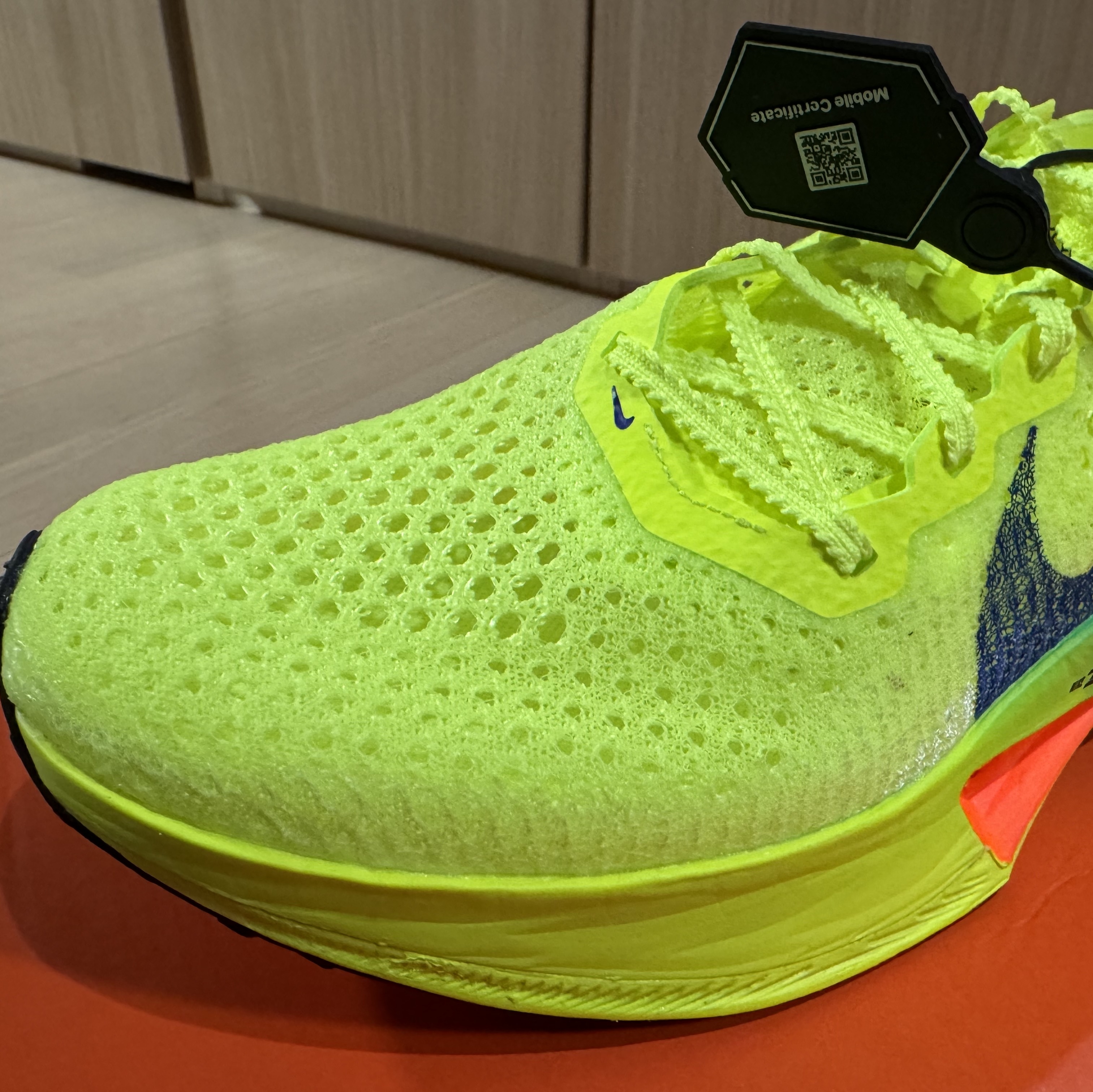 Nike ZoomX Vaporfly Next% 3 Volt Scream Green 착용 스타일 - 1