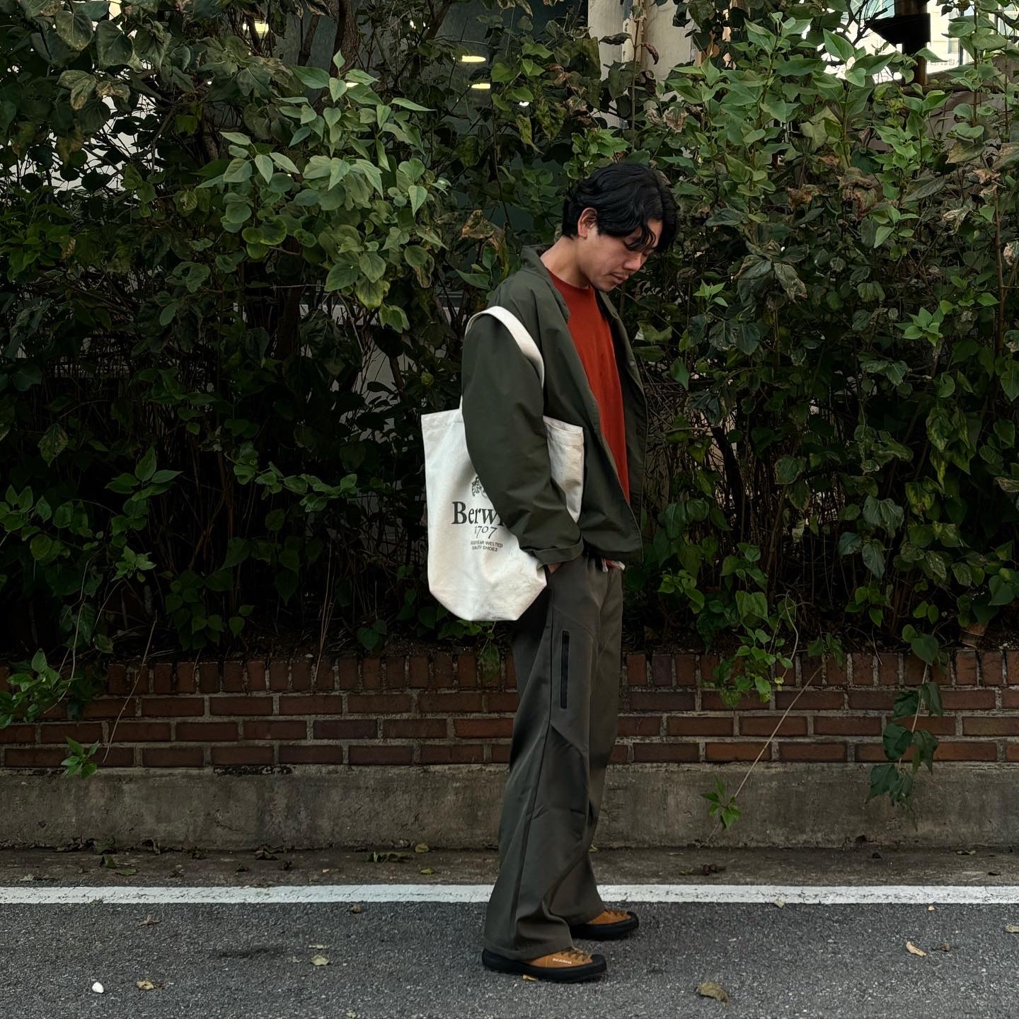 Arc'teryx Arc'Multi Bird Logo LS T-Shirt White Light, Scarpa Mojito Wrap R Brown - 24FW 착용 스타일 - 2