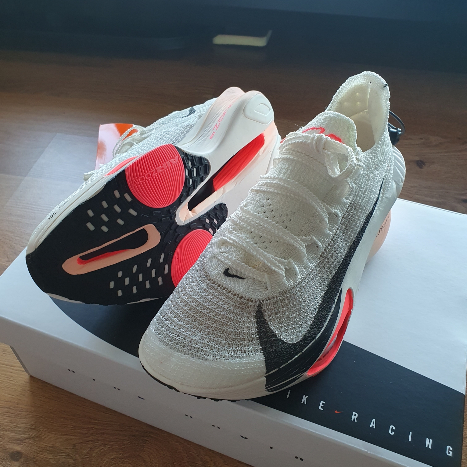 (W) Nike Air Zoom Alphafly Next% 3 Sail Crimson Tint 착용 스타일