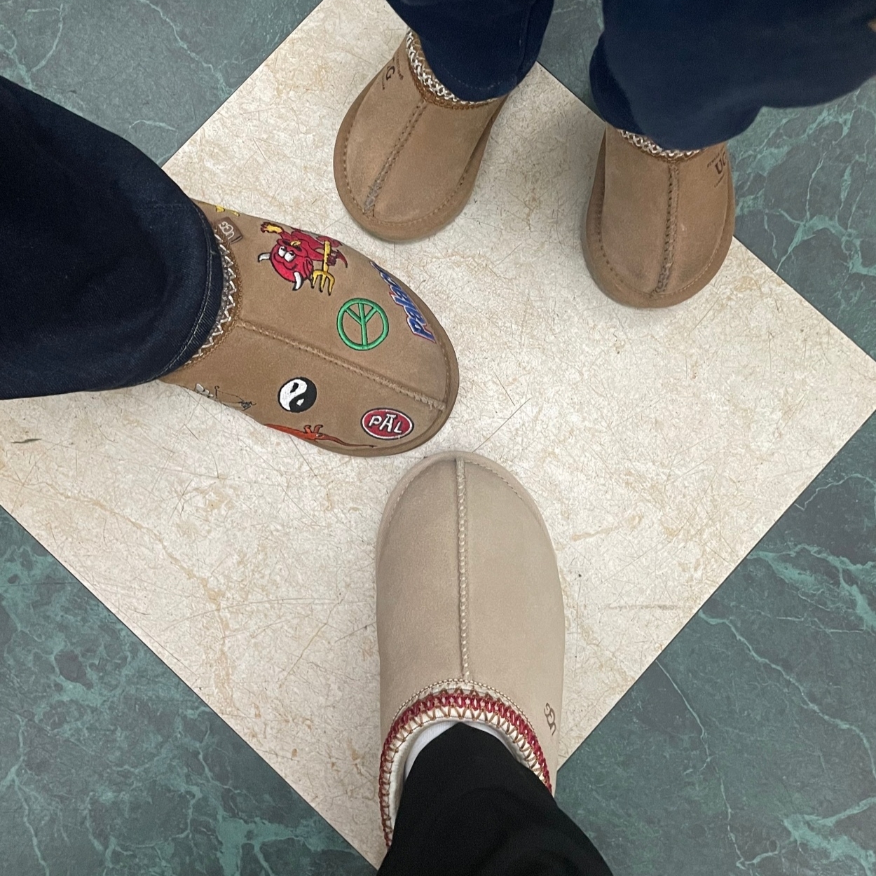 UGG x Palace Tasman Slipper Chestnut 착용 스타일