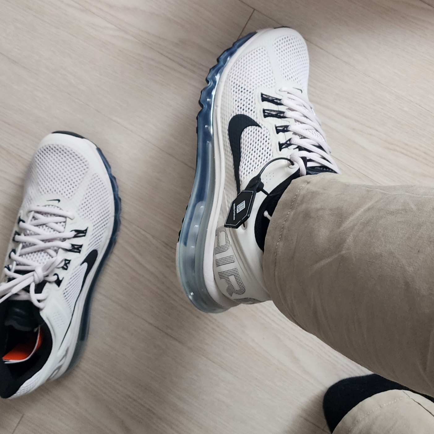 Nike Air Max 2013 Desert Sand Black 착용 스타일