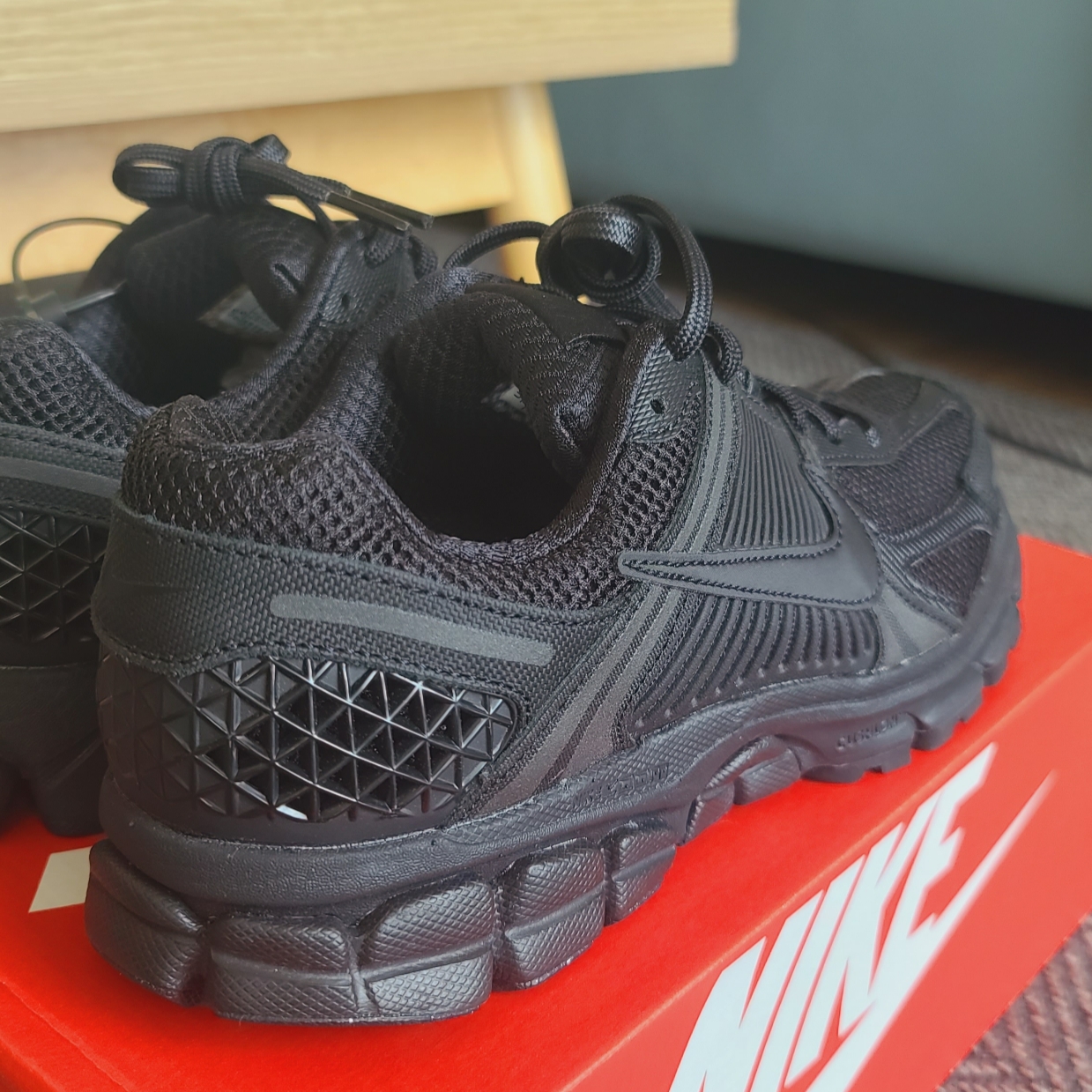 Nike Zoom Vomero 5 SP Black 착용 스타일 - 2