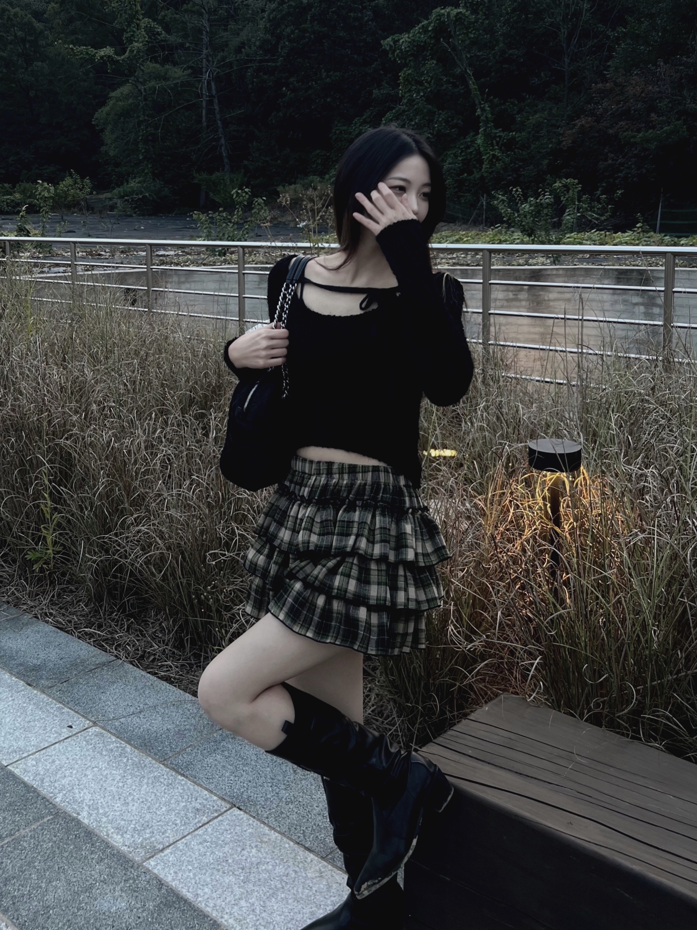 Prada Pocono Nylon Quilted Chain Shoulder Bag Black 착용 스타일 - 1