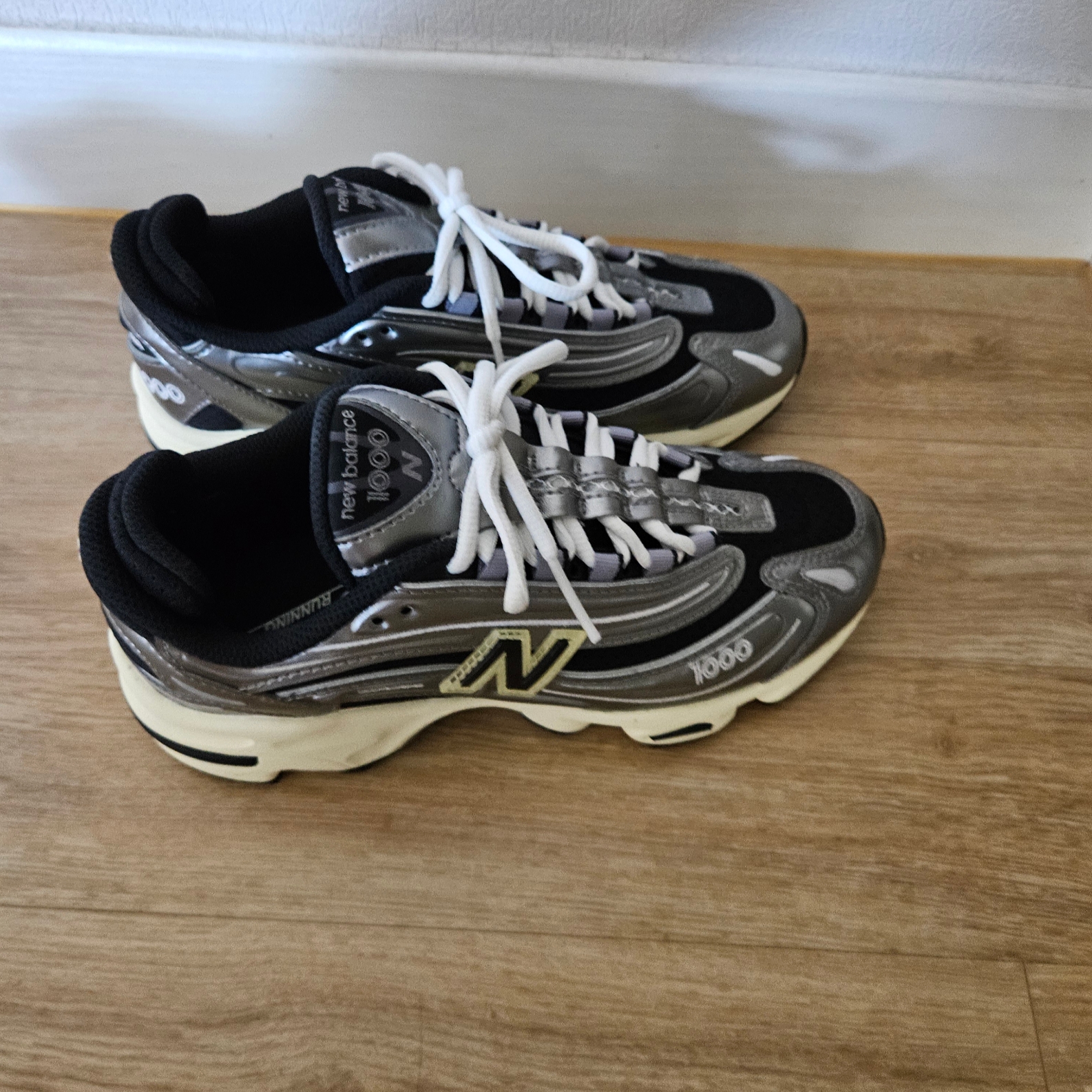 New Balance 1000 Silver Metallic Black 착용 스타일 - 1