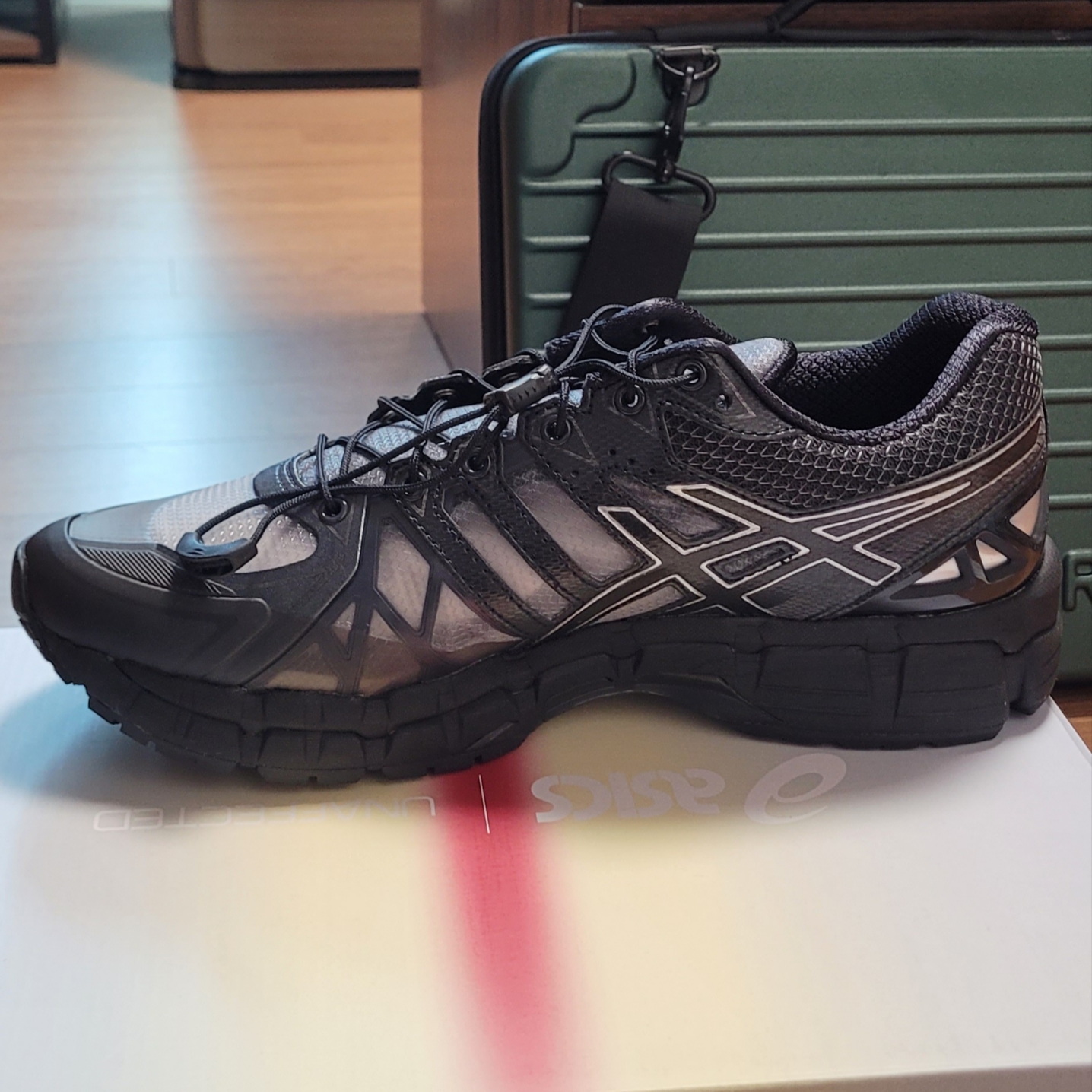 Asics x Unaffected Gel-Kayano 20 Obsidian Grey Black 착용 스타일 - 2
